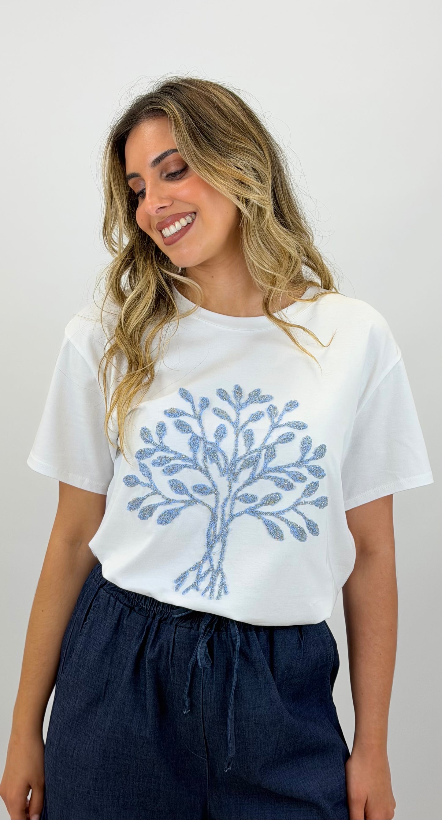 T-shirt branca com árvore azul-bebé