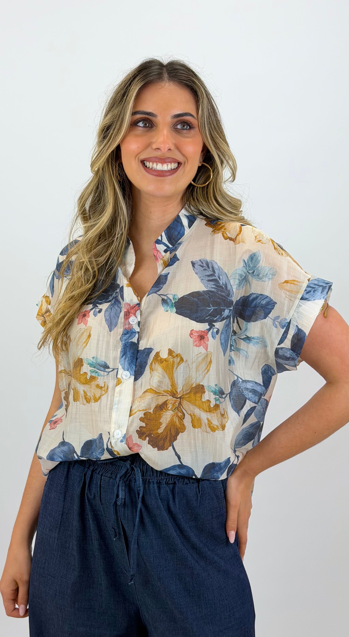 Blusa manga curta fluida estampado floral tons azul