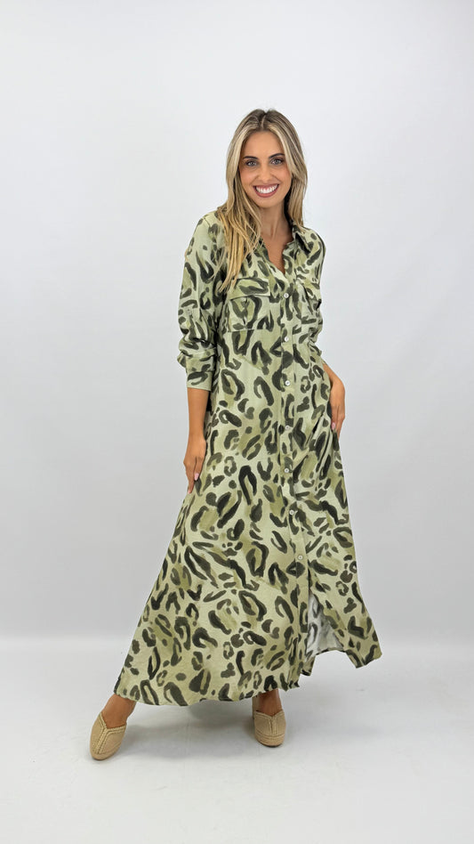 Vestido camiseiro animal-print fundo verde