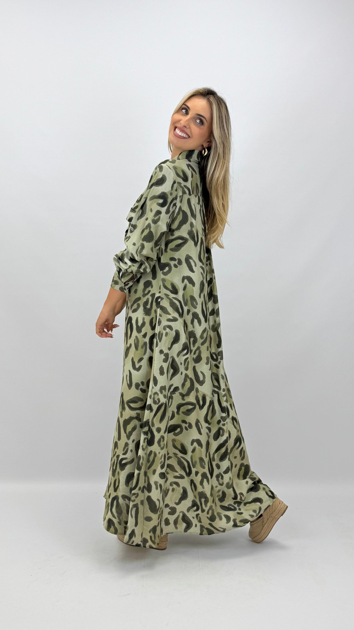Vestido camiseiro animal-print fundo verde