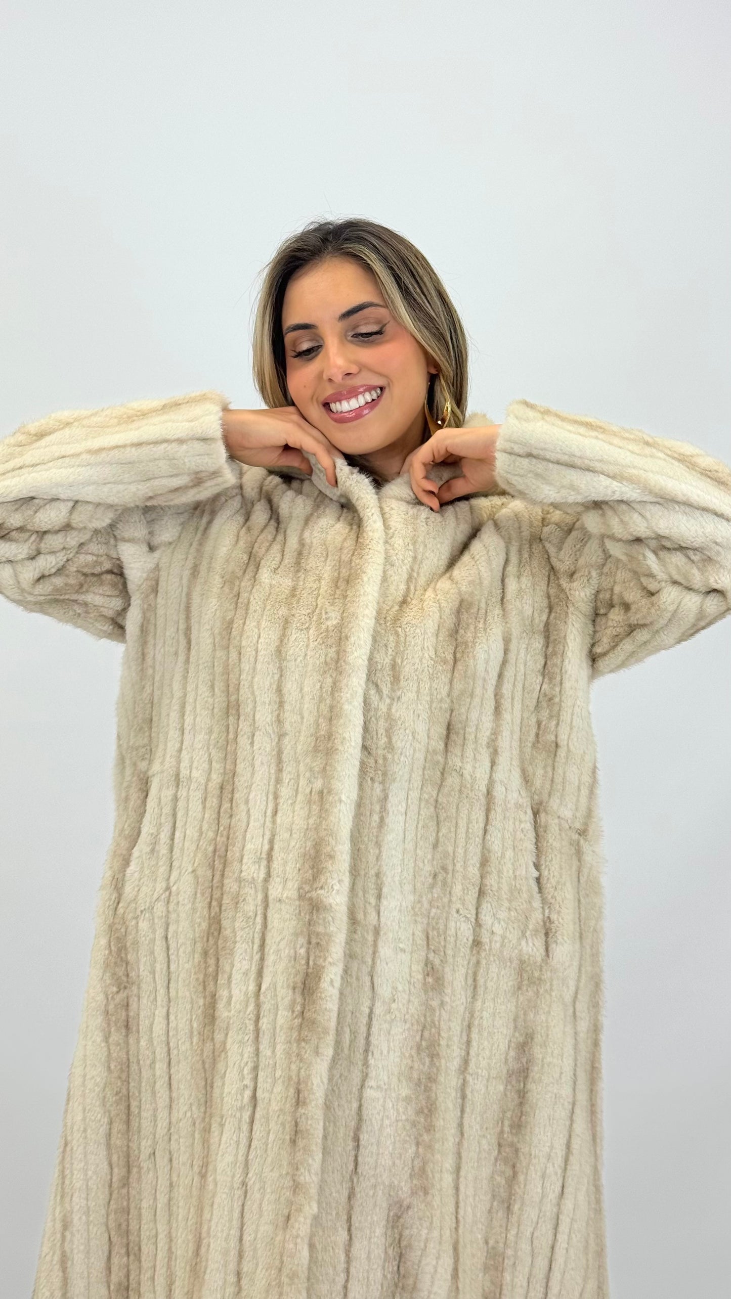 Casaco comprido pêlo sintético riscado pérola/bege