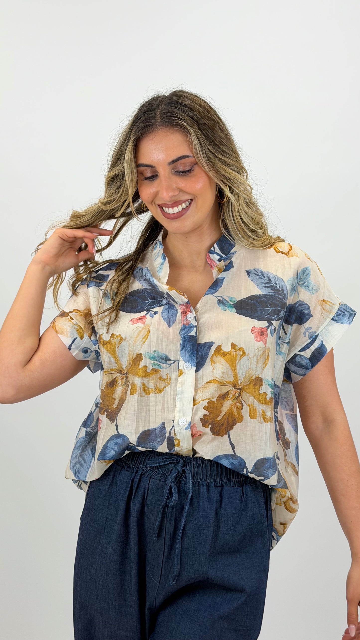 Blusa manga curta fluida estampado floral tons azul
