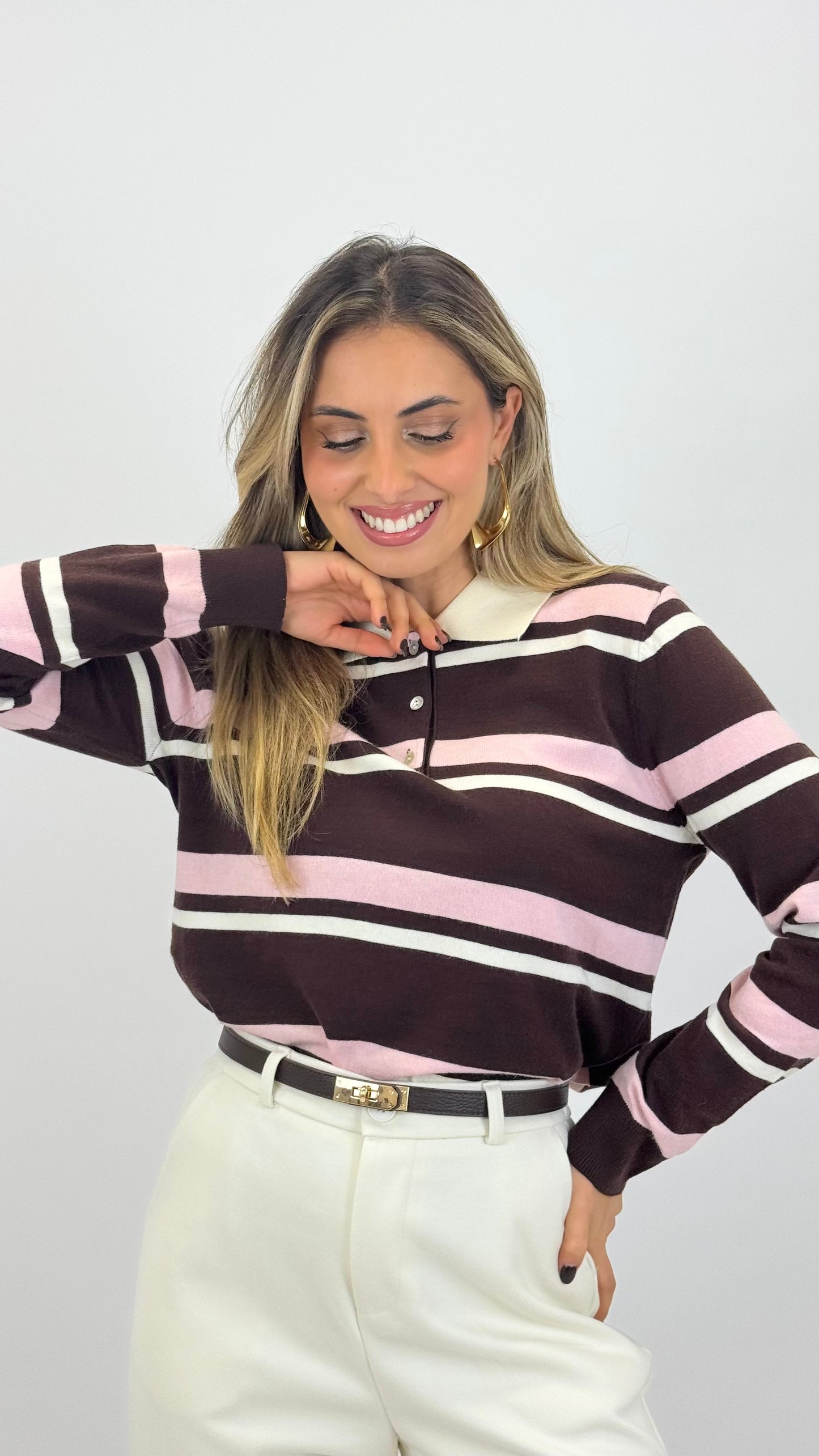 Polo malha castanho com risca pérola e rosa-bebé
