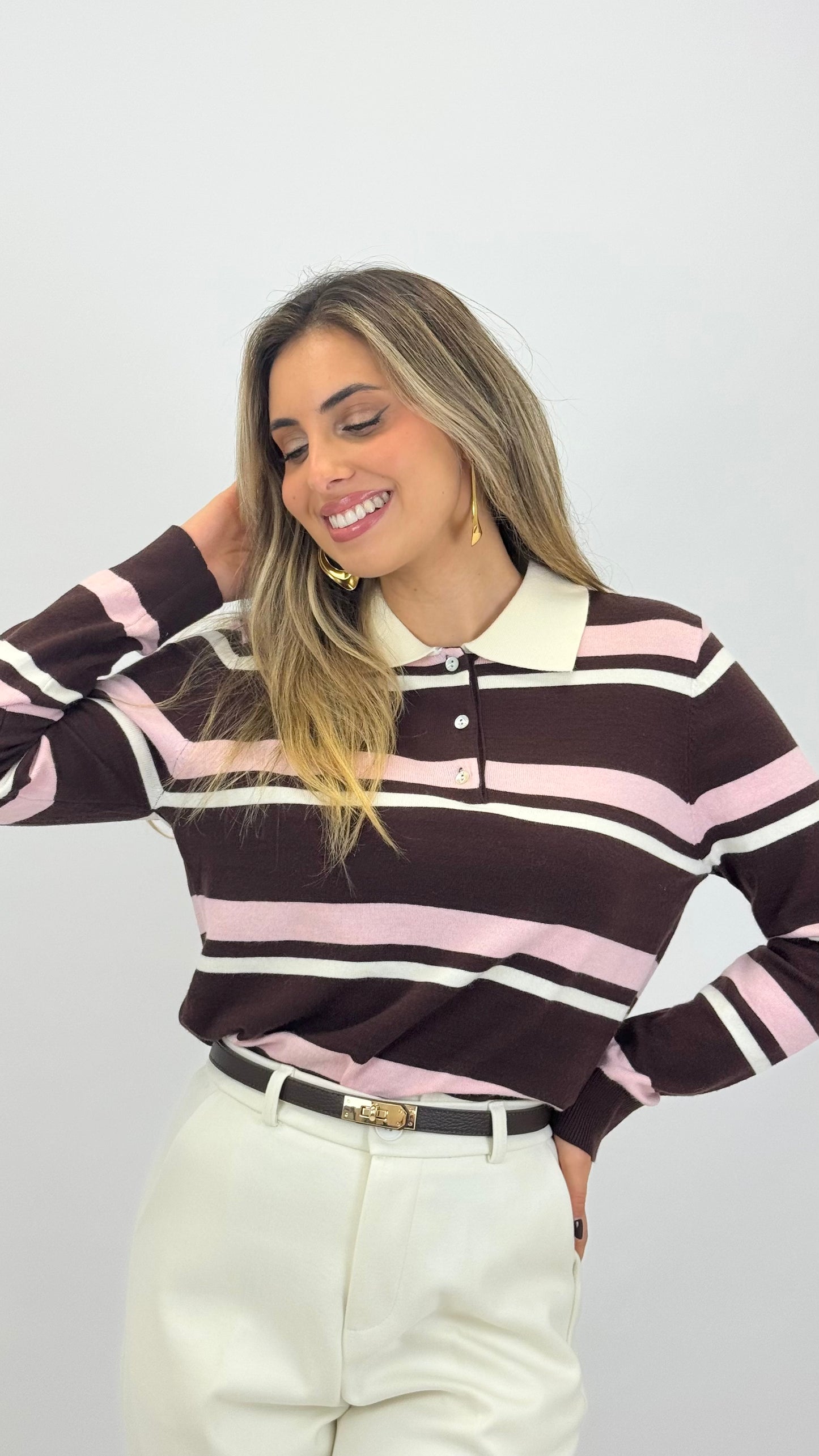 Polo malha castanho com risca pérola e rosa-bebé