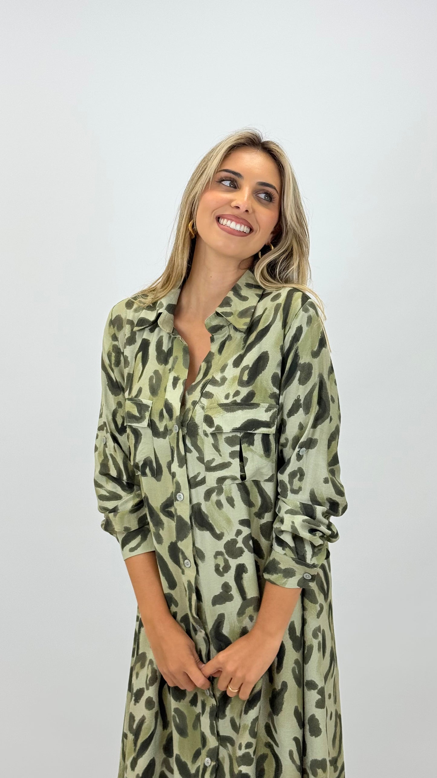 Vestido camiseiro animal-print fundo verde
