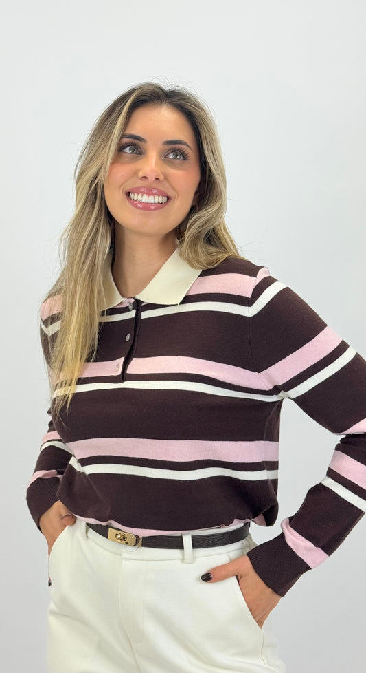Polo malha castanho com risca pérola e rosa-bebé