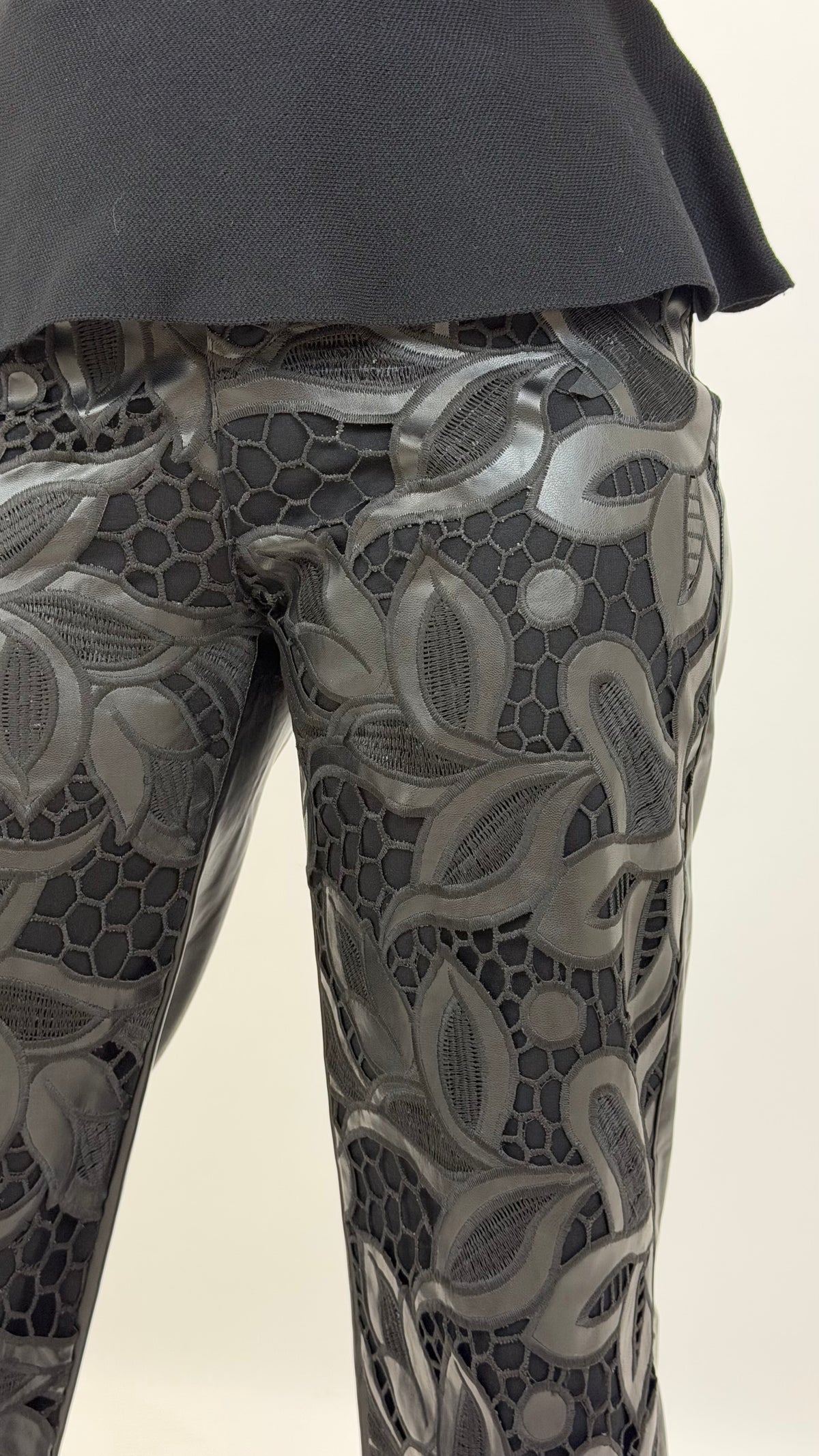 Calça wide leg eco-pele bordada preta