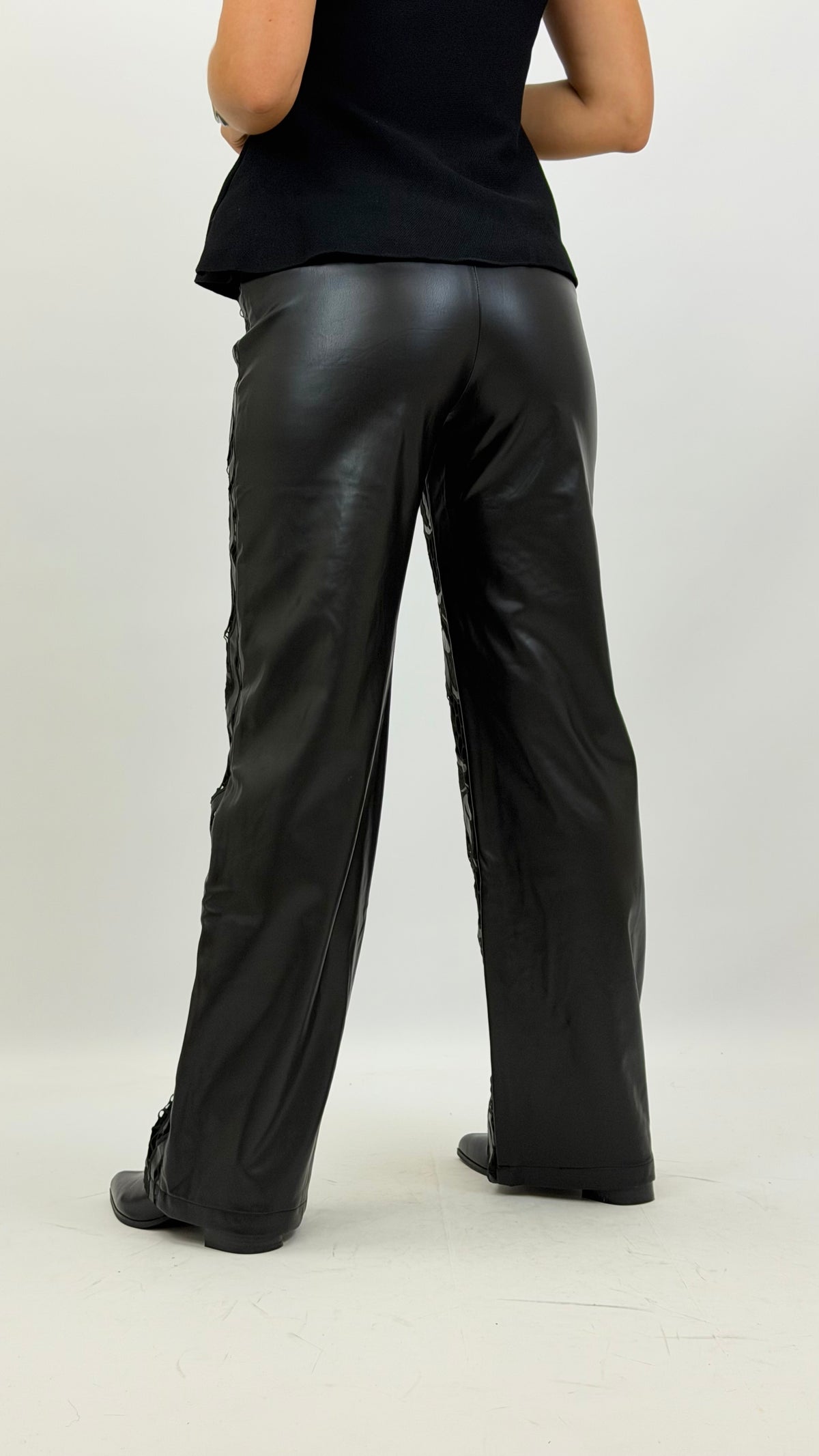 Calça wide leg eco-pele bordada preta