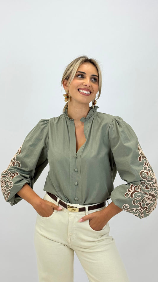 Blusa algodão verde com bordados em relevo