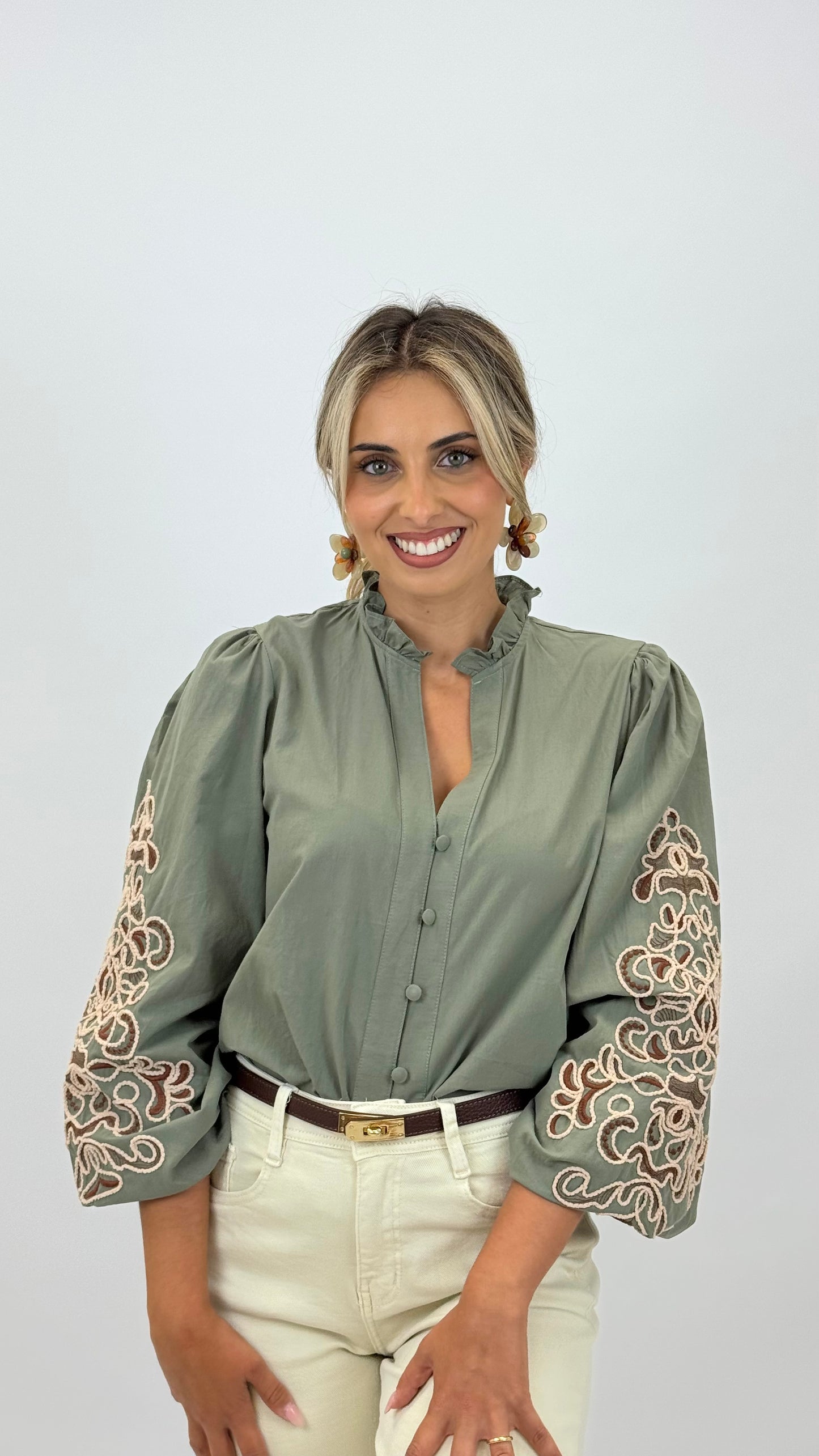 Blusa algodão verde com bordados em relevo