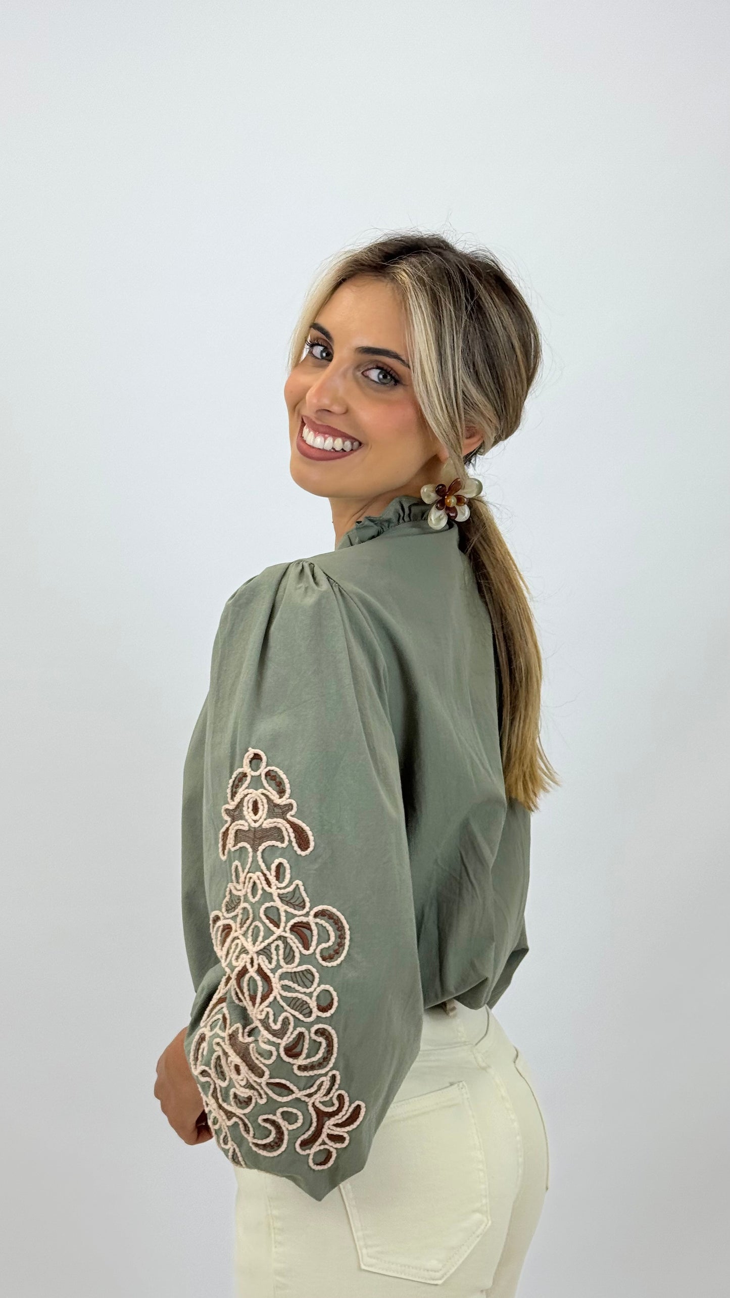 Blusa algodão verde com bordados em relevo
