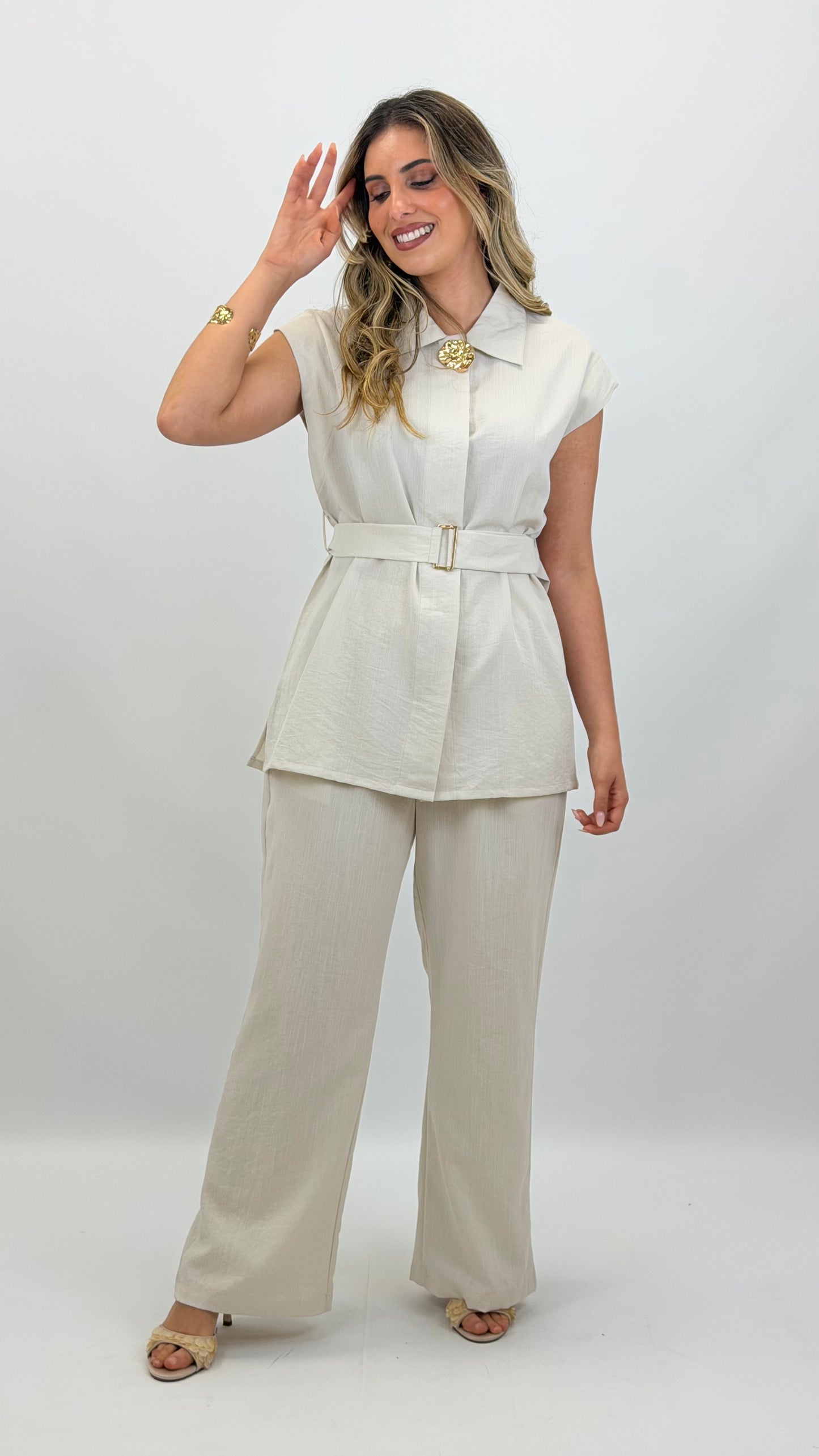 Conjunto colete e pantalona bege com botão dourado