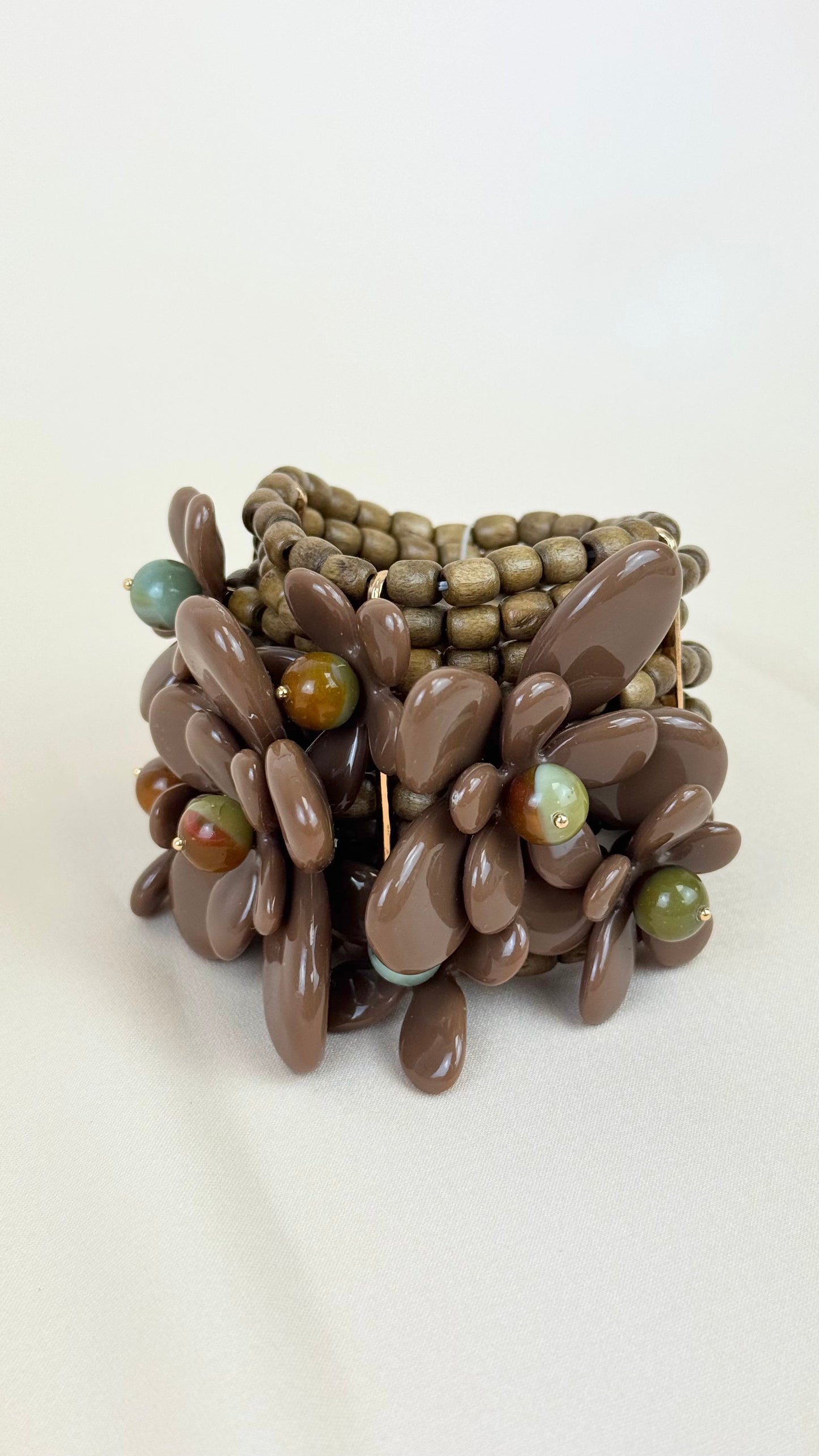 Pulseira elastica castanha com flores relevo