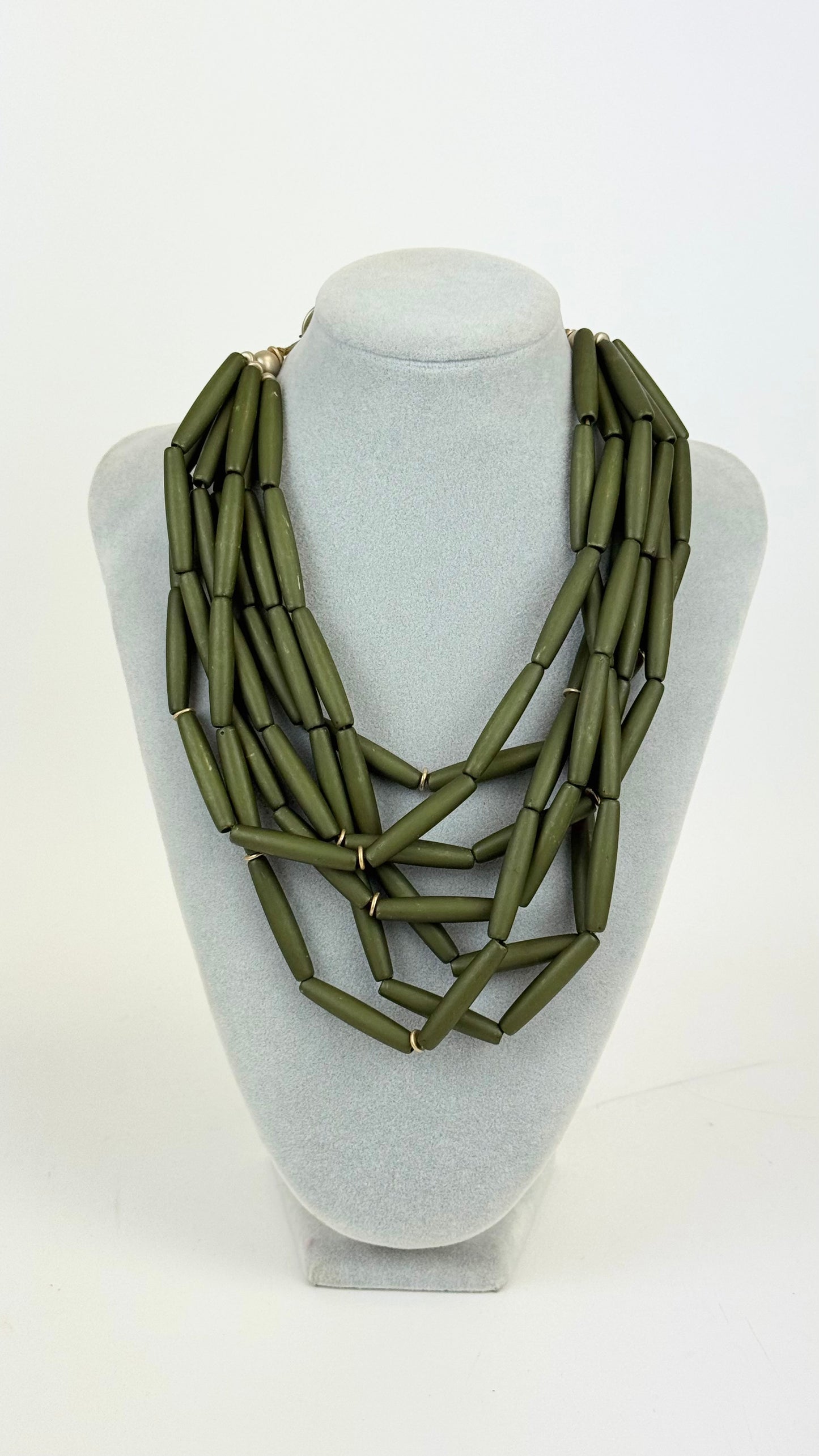 Colar tons verde-musgo
