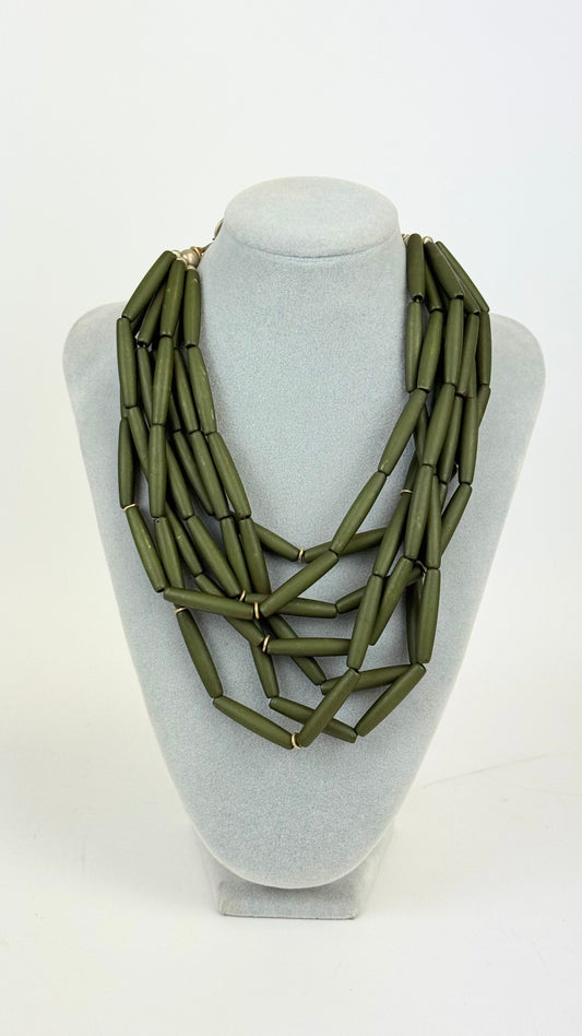 Colar tons verde-musgo