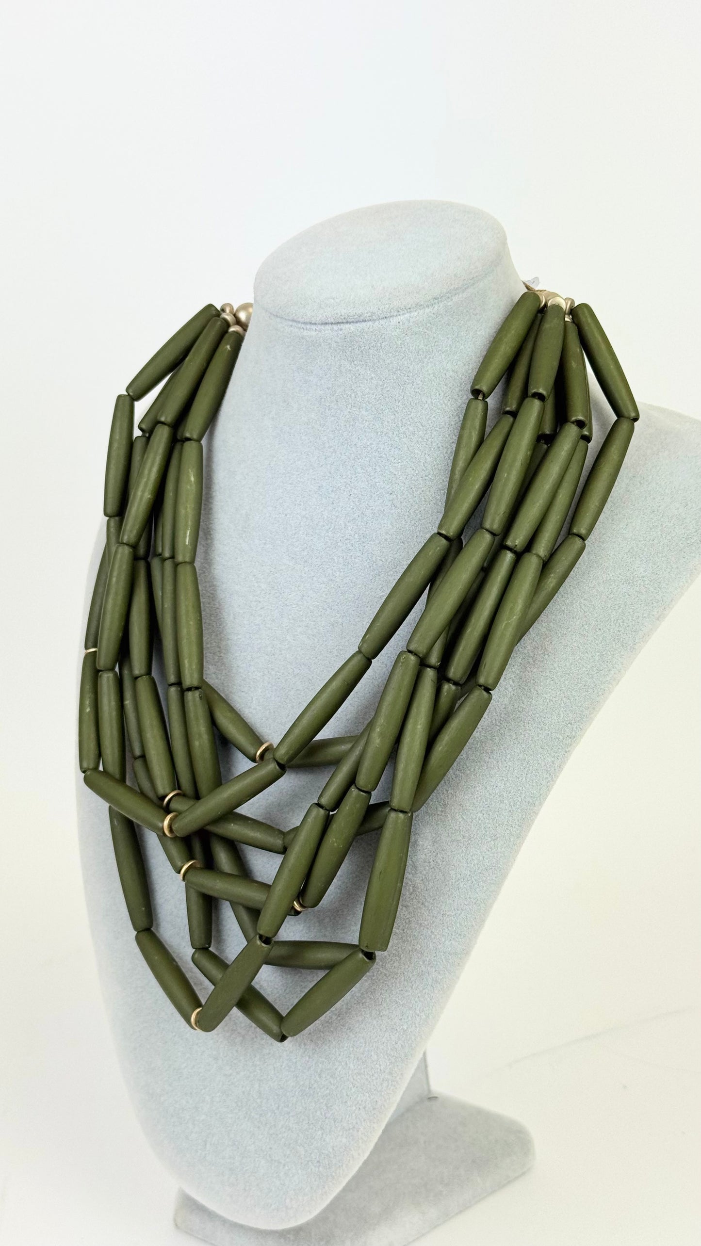 Colar tons verde-musgo