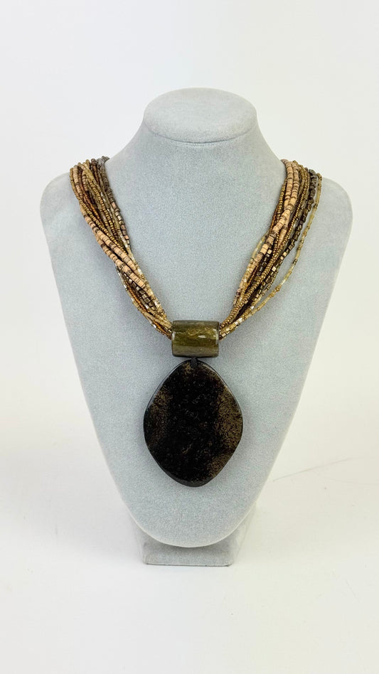 Colar Missangas e pedra tons verde-seco