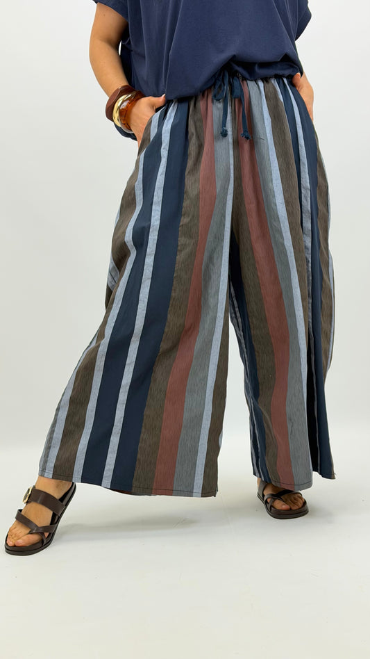 Pantalona estilo cullote riscas tons terra e azul