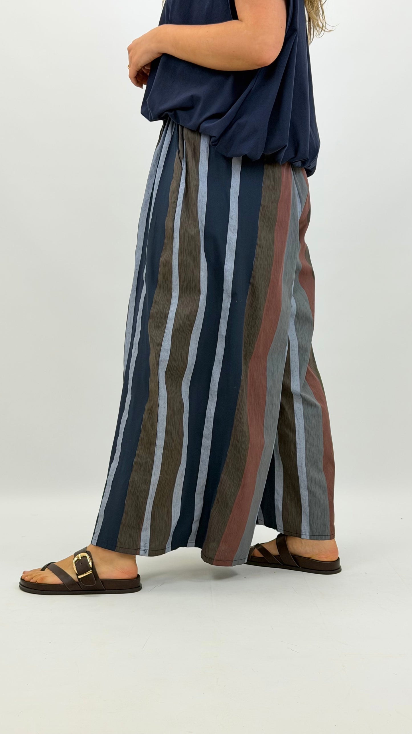 Pantalona estilo cullote riscas tons terra e azul
