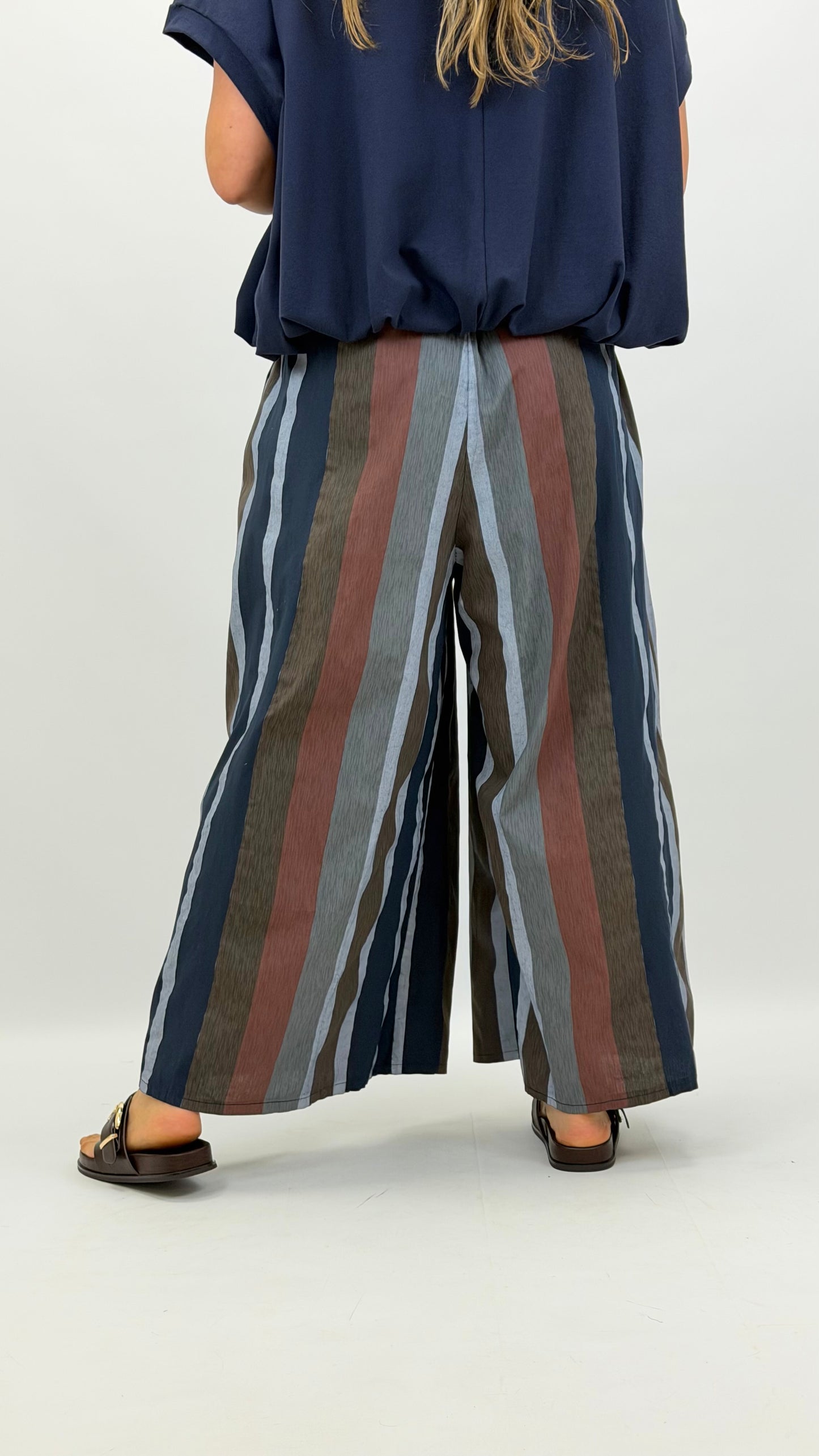 Pantalona estilo cullote riscas tons terra e azul