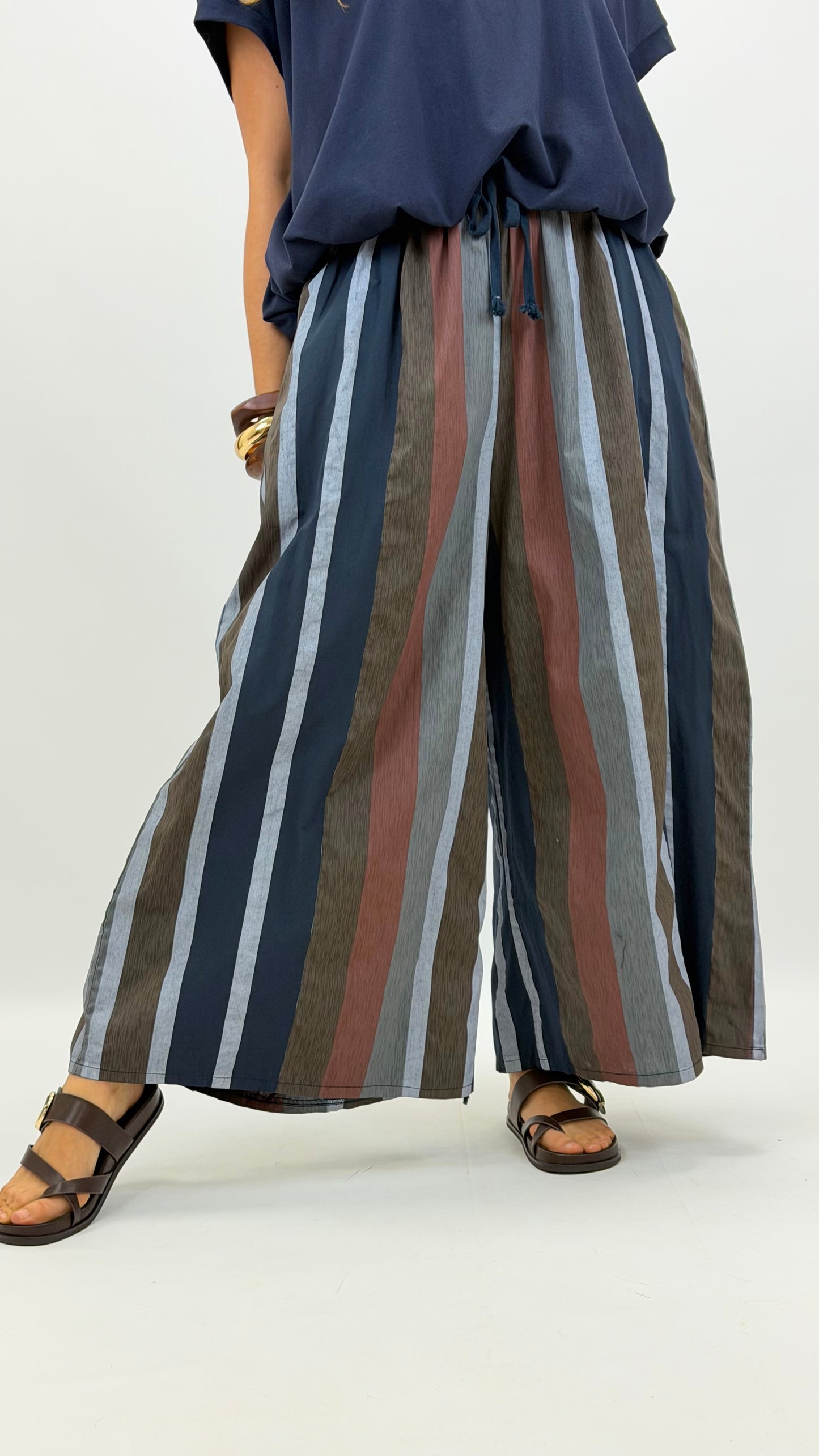 Pantalona estilo cullote riscas tons terra e azul