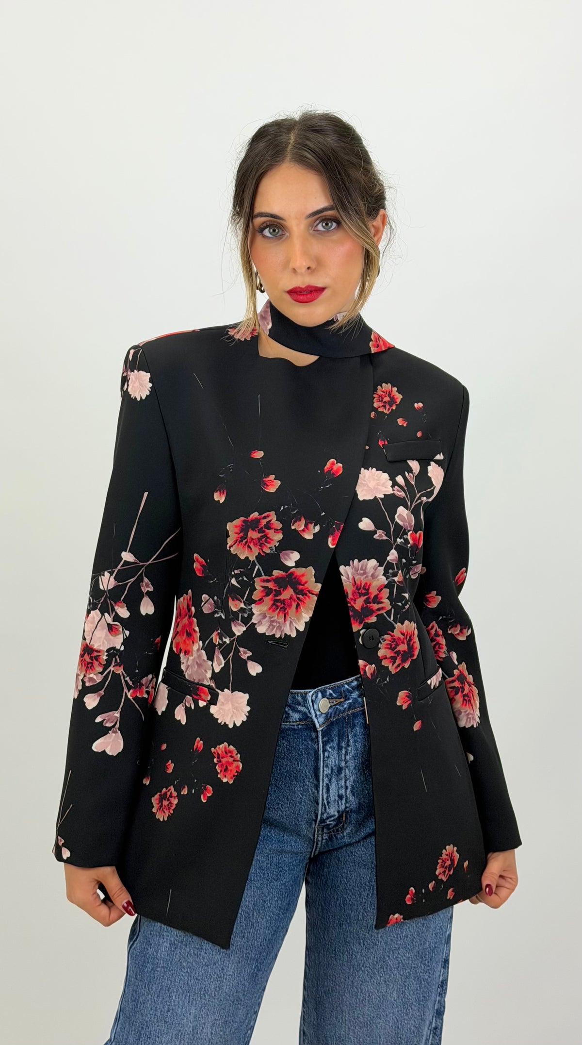 Blazer cruzado preto com estampado floral vermelho