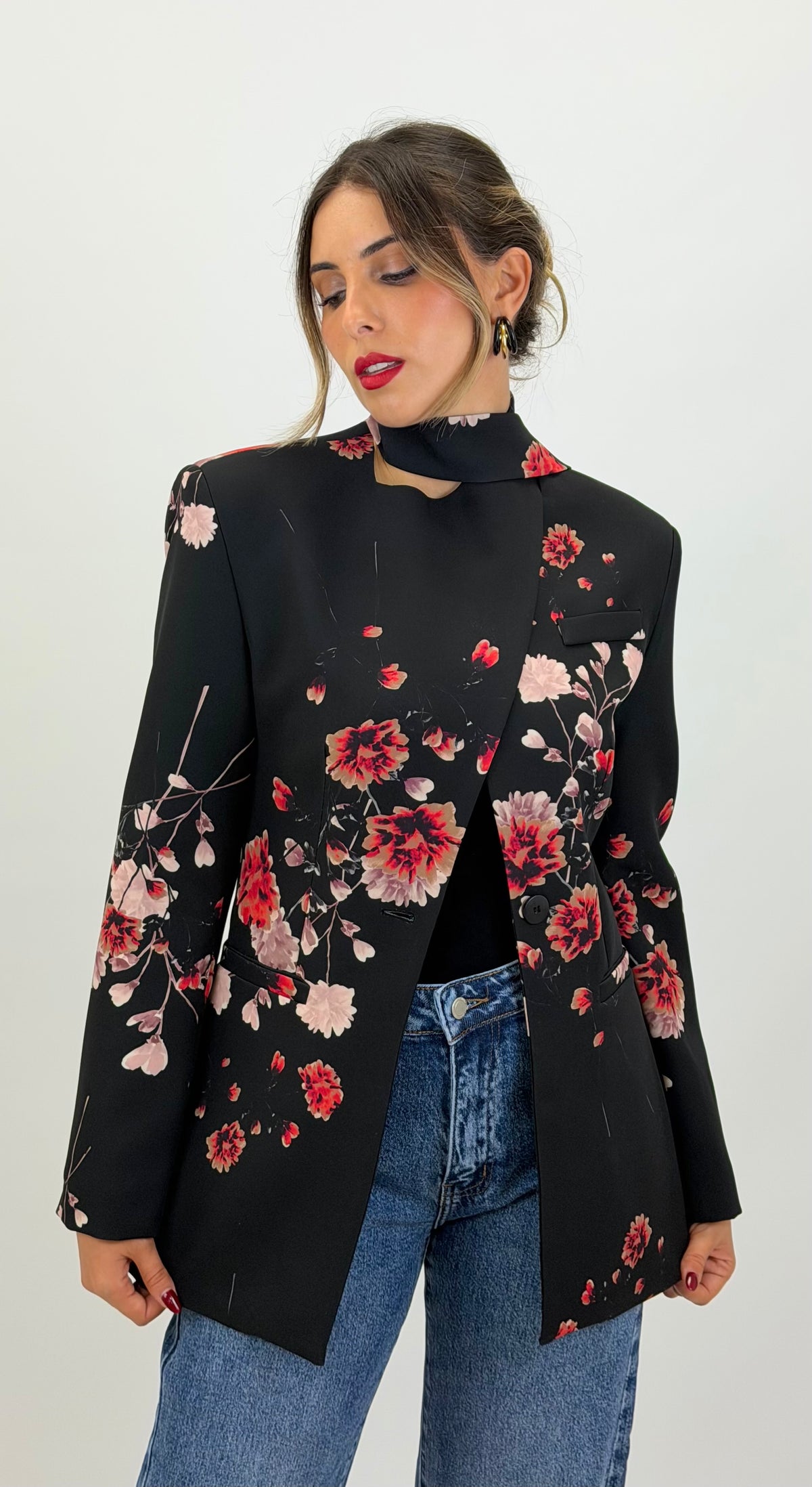 Blazer cruzado preto com estampado floral vermelho