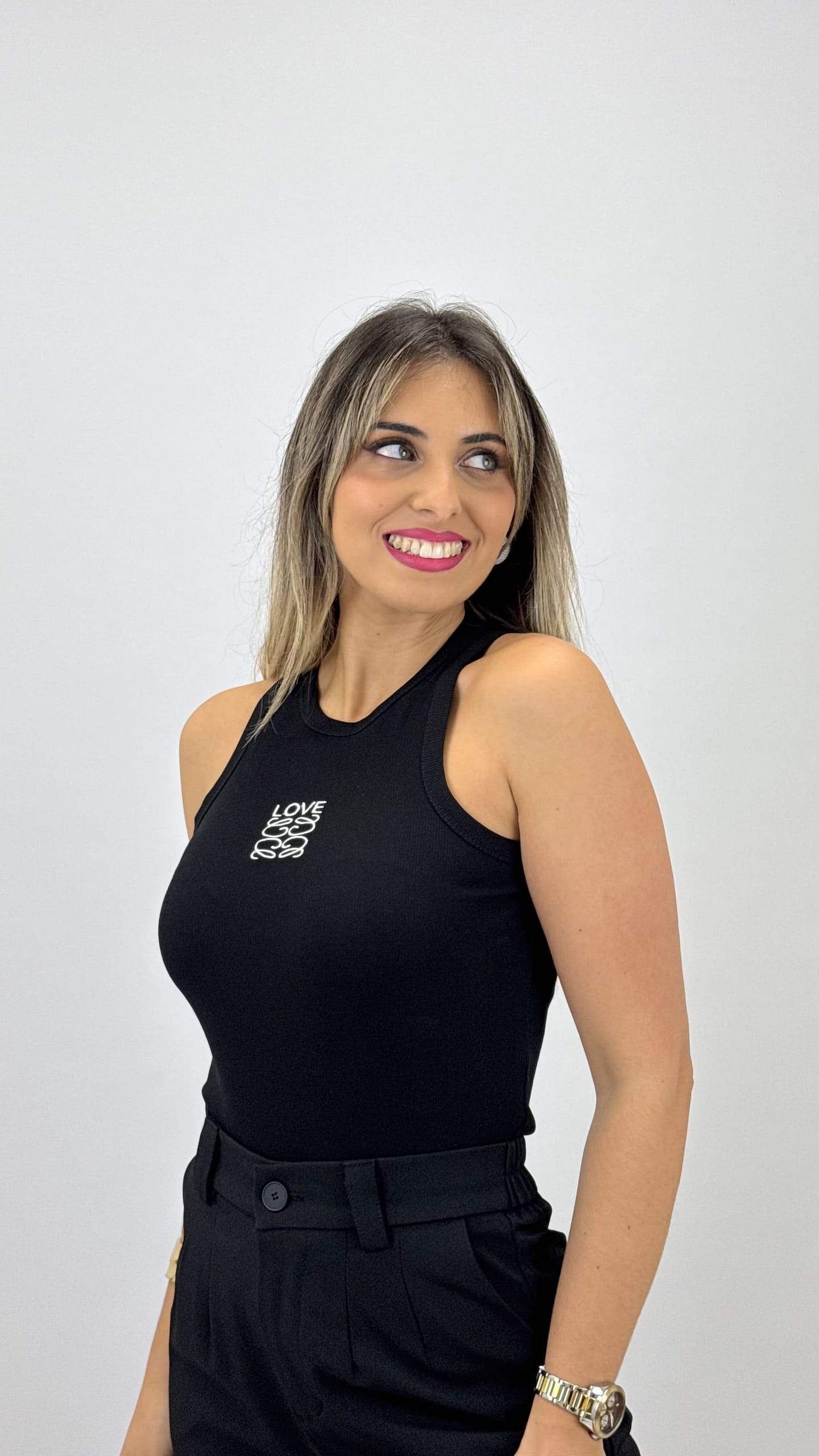 Top preto justo com bordado branco