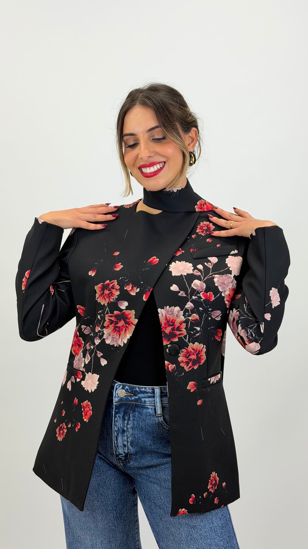 Blazer cruzado preto com estampado floral vermelho