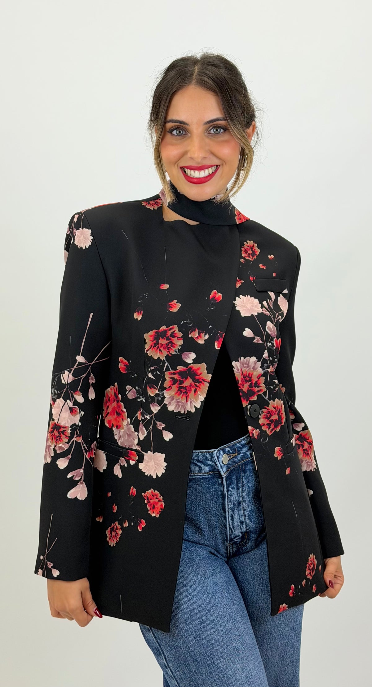 Blazer cruzado preto com estampado floral vermelho