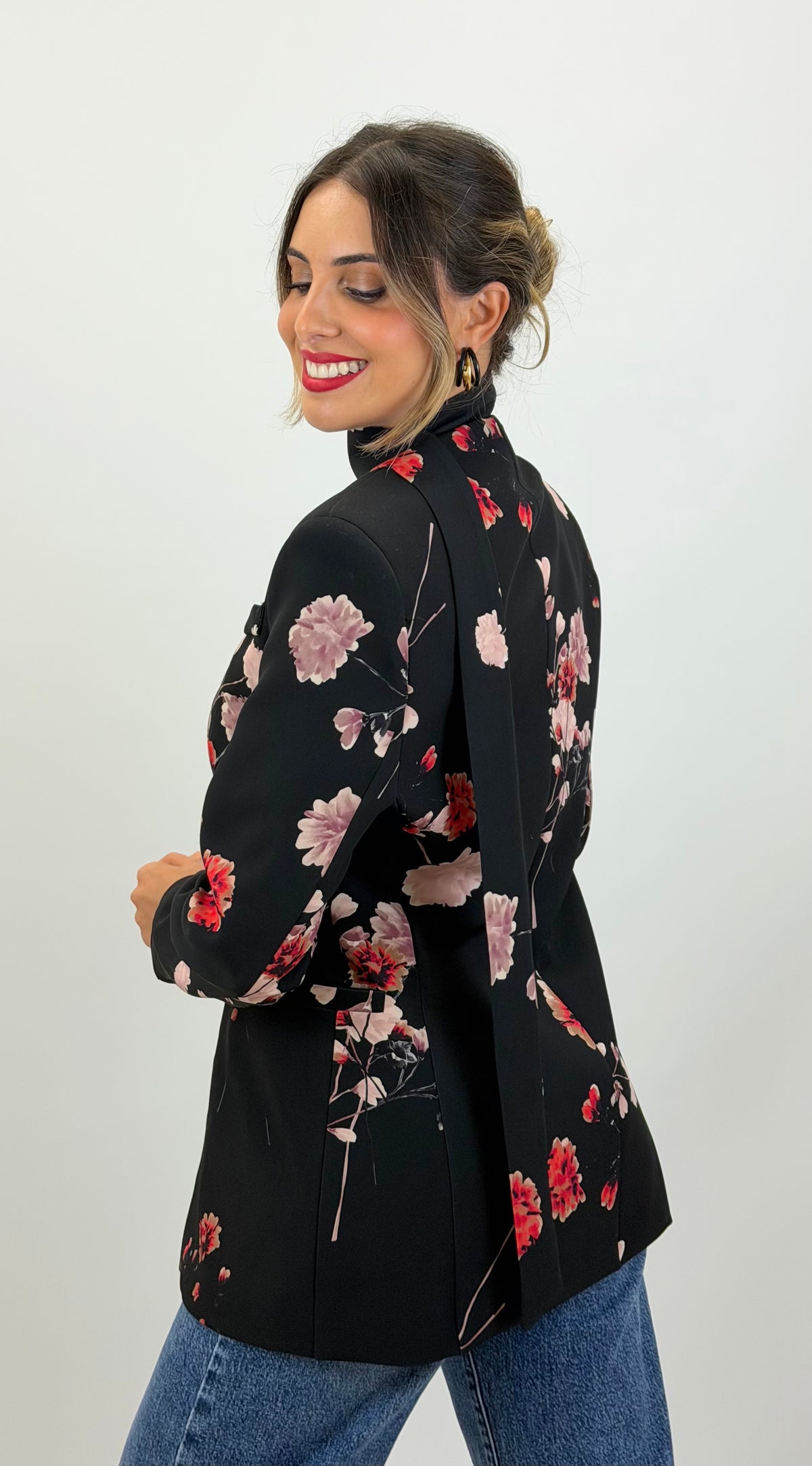 Blazer cruzado preto com estampado floral vermelho