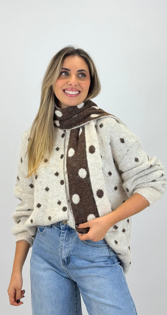 Casaco malha e cachecol creme com pintas castanho