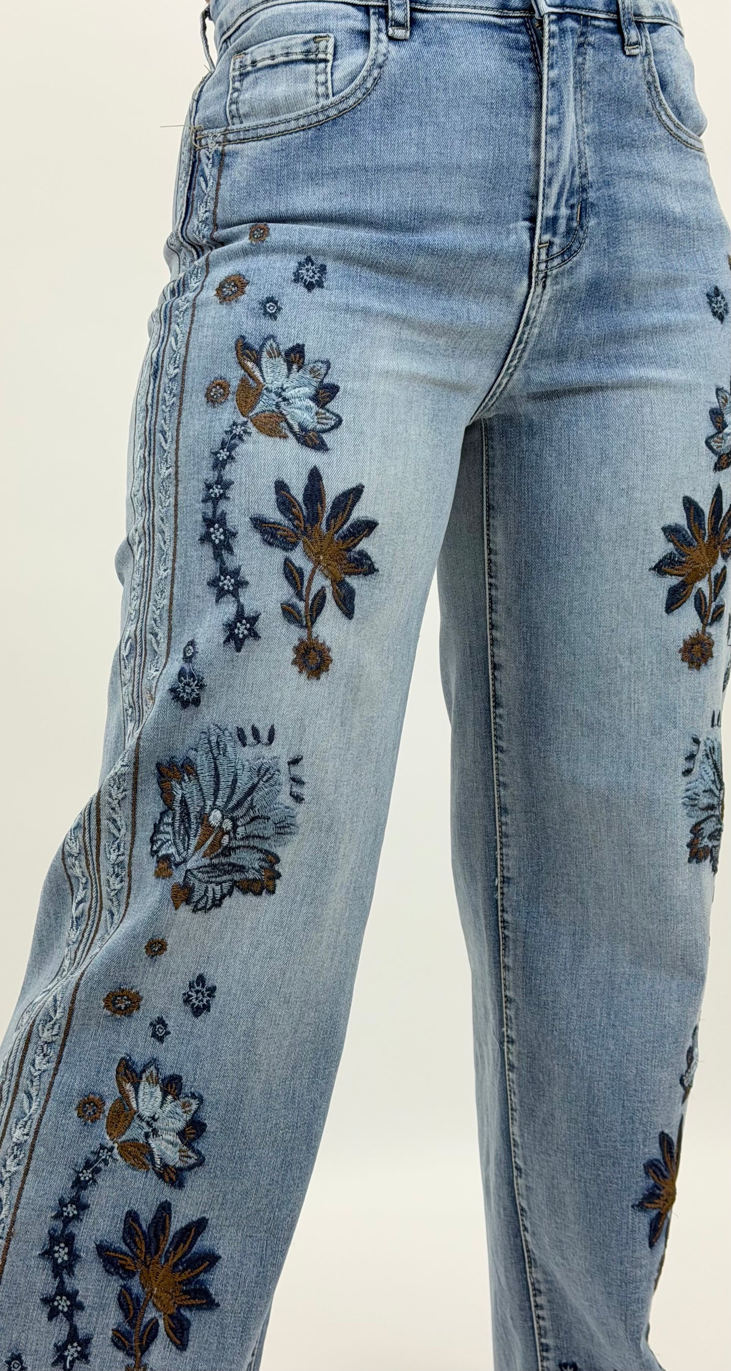 Calças ganga com bordado floral tons azul e castanho