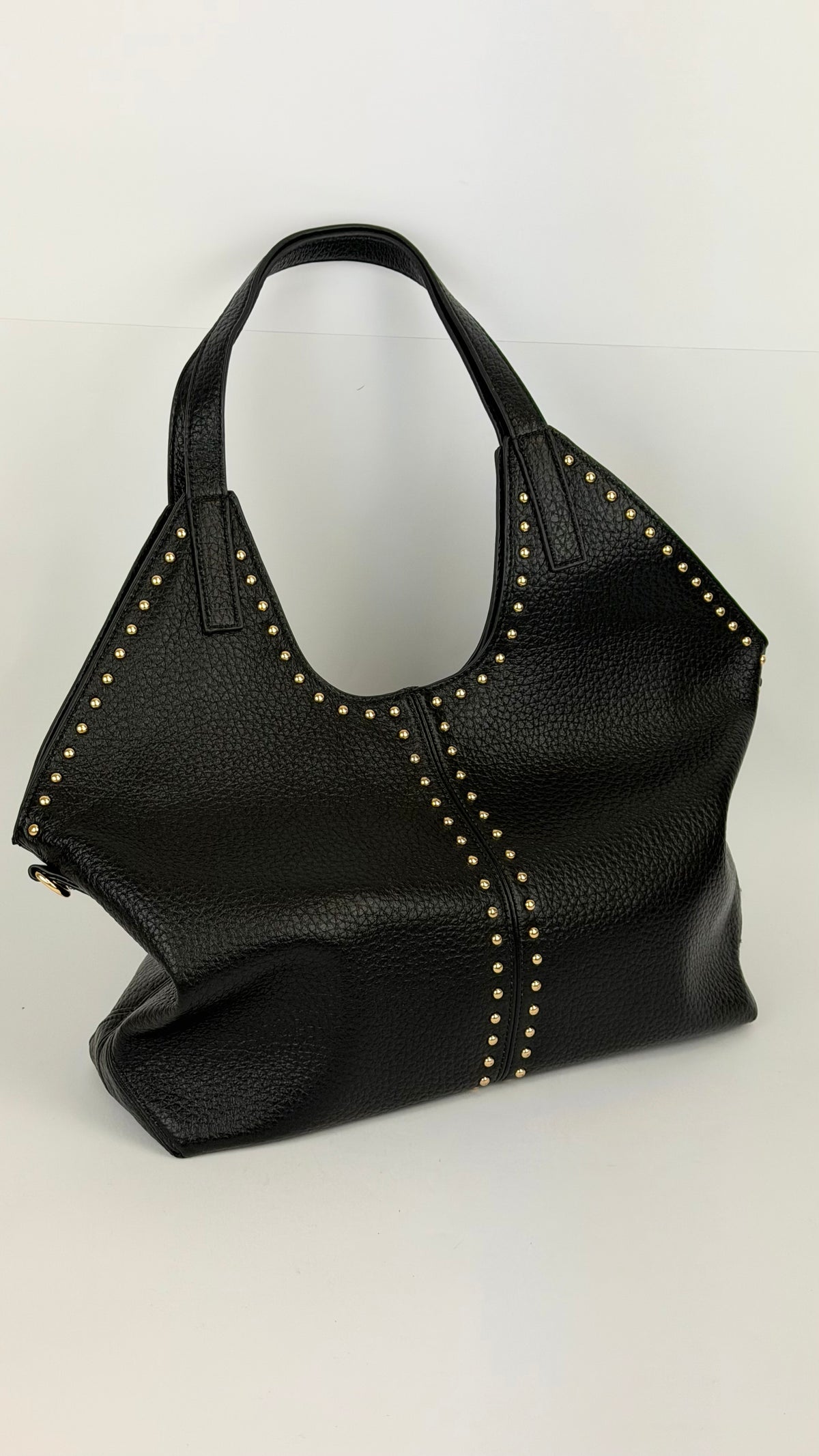 Carteira/saco eco-pele preto com tachas douradas