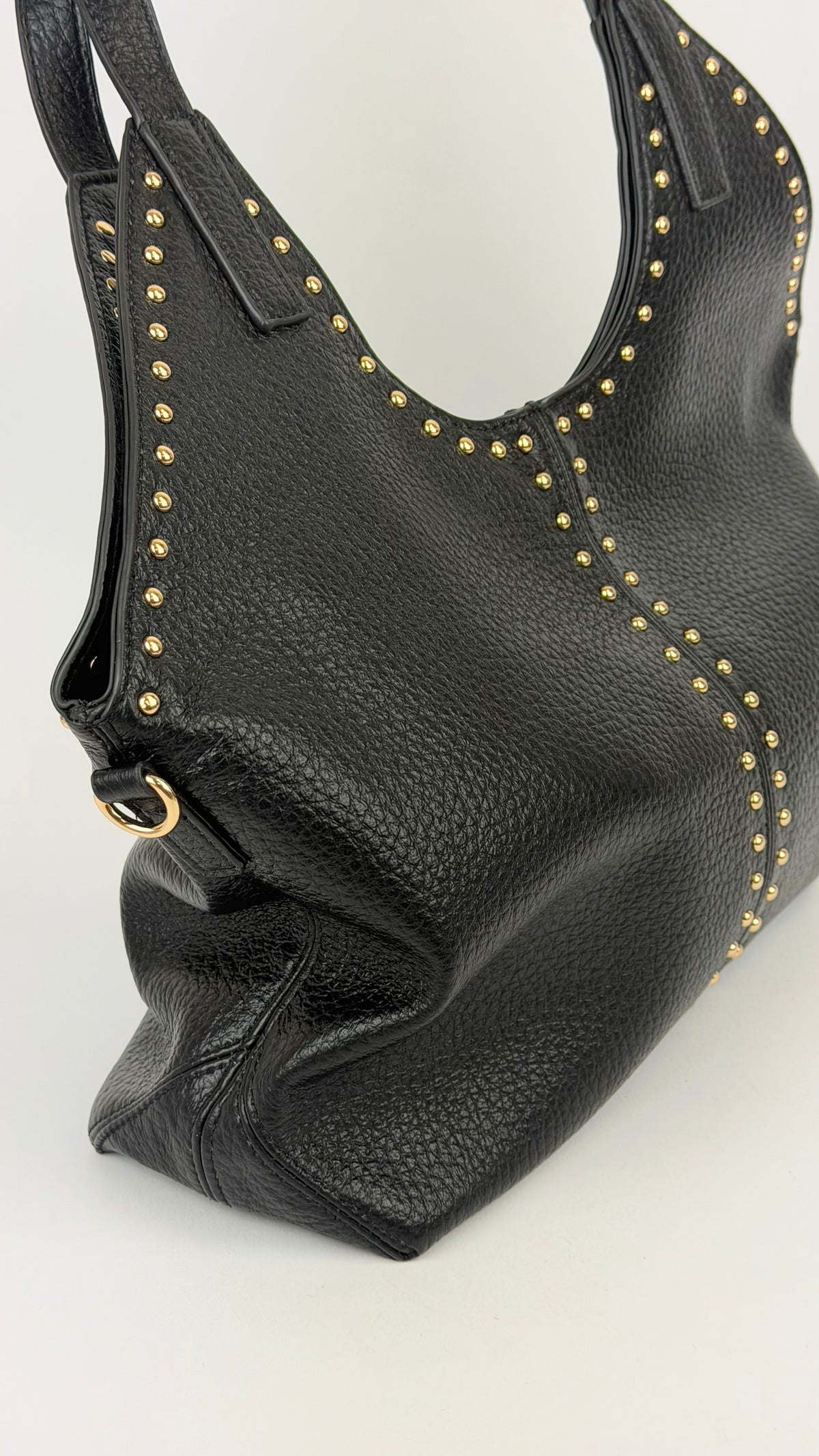 Carteira/saco eco-pele preto com tachas douradas