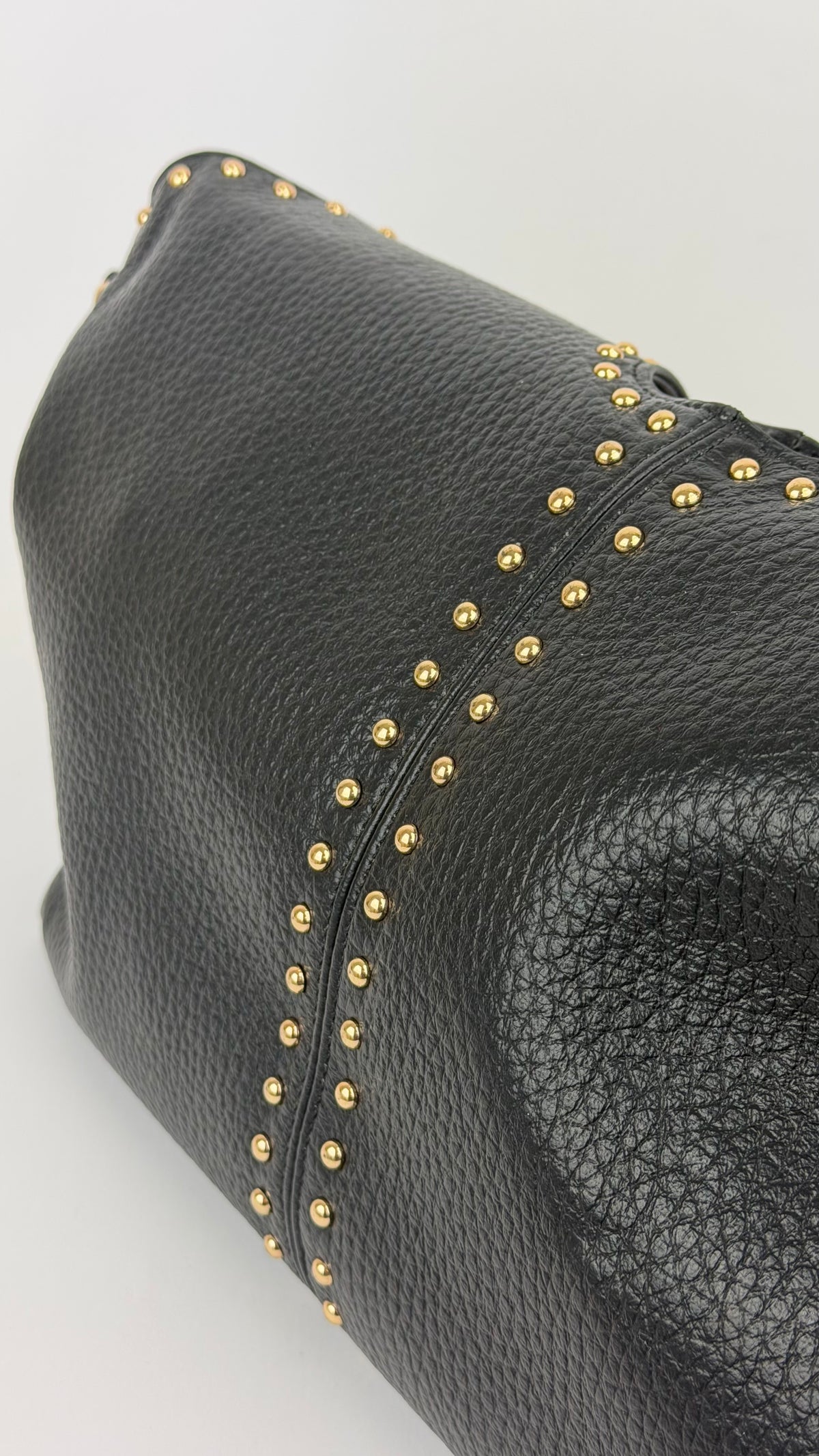 Carteira/saco eco-pele preto com tachas douradas