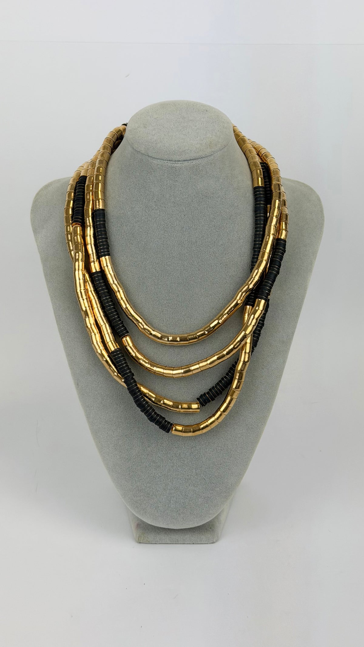Colar dourado e preto