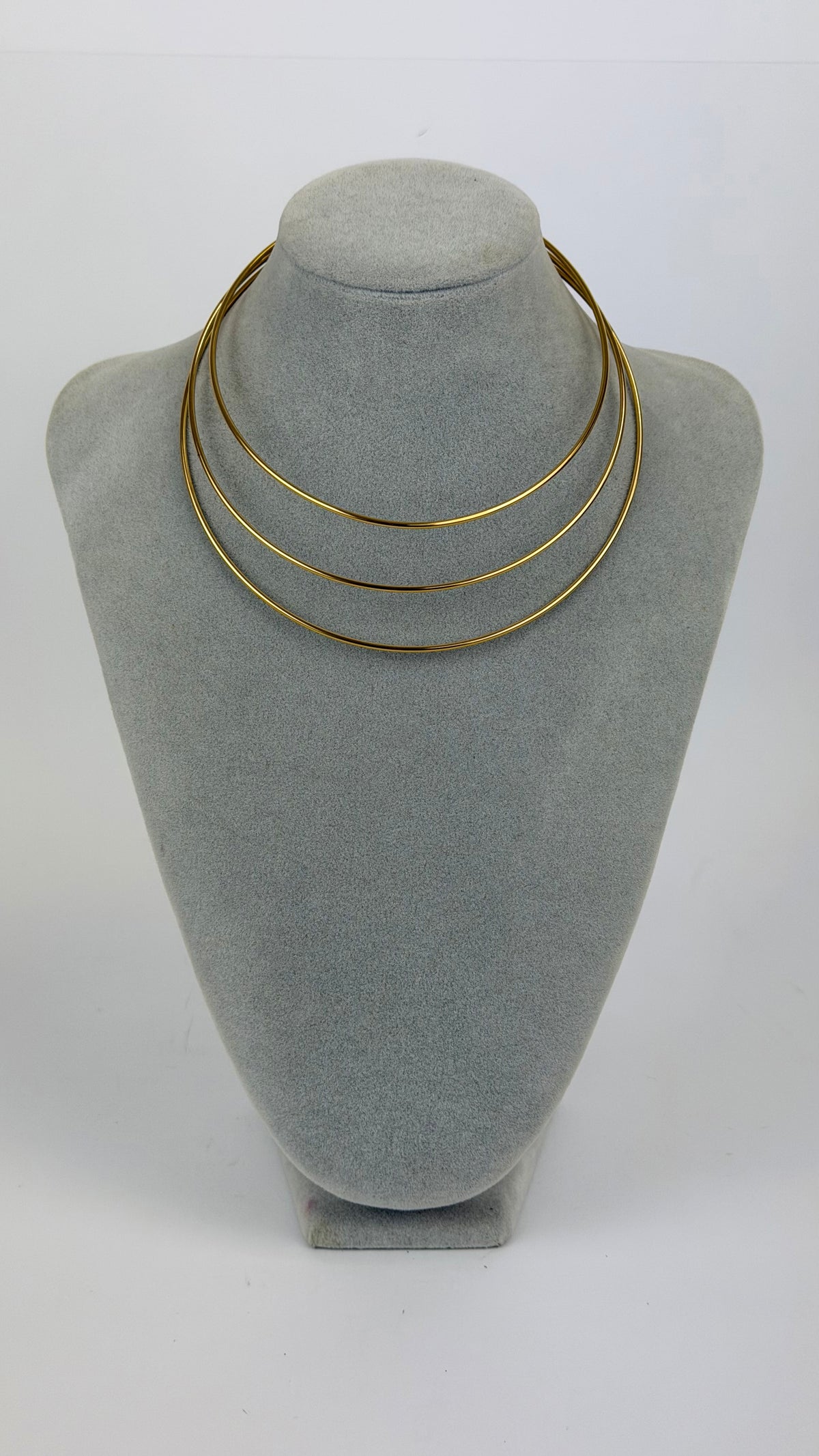 Gargantilha metal fios dourado