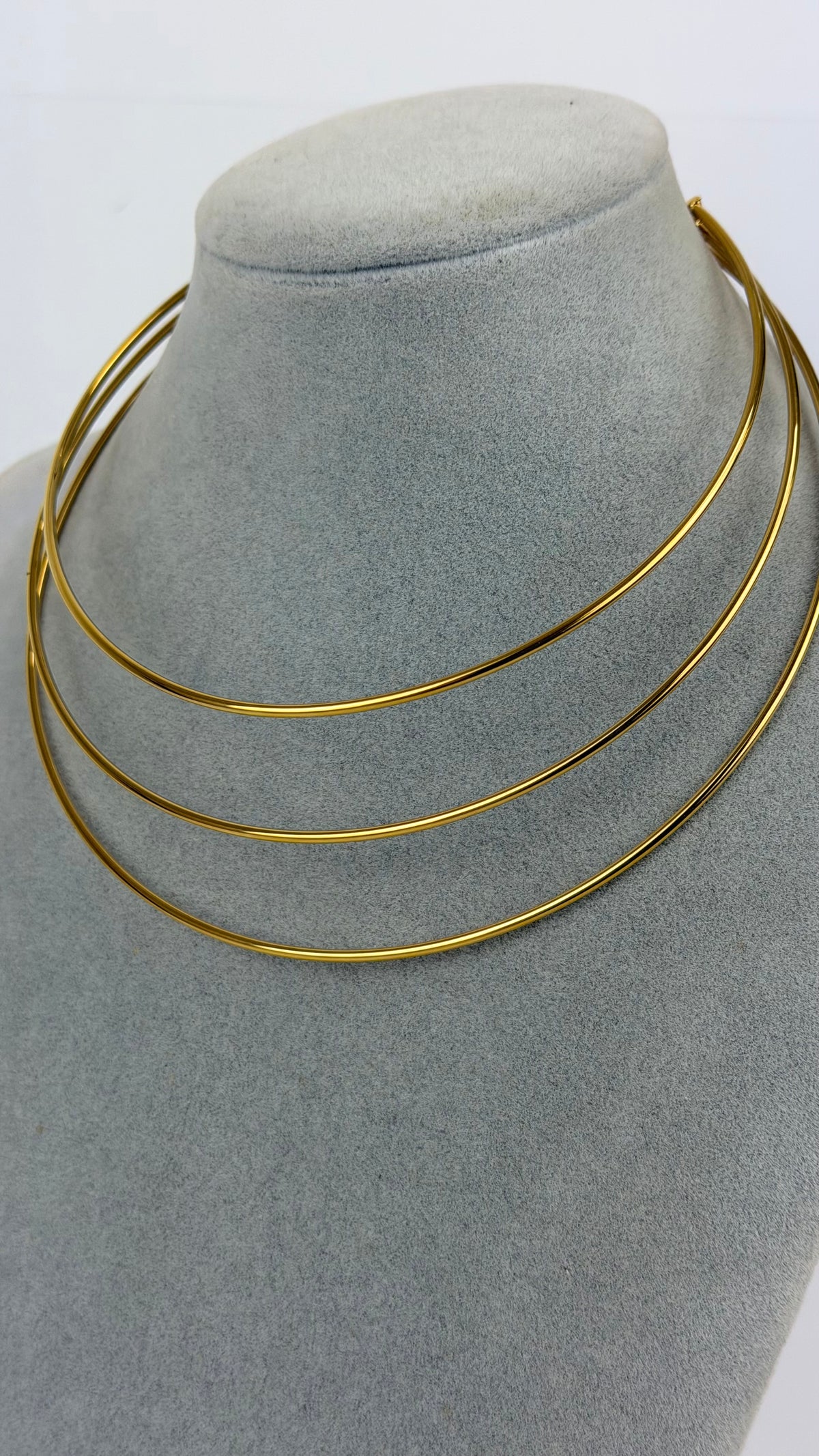 Gargantilha metal fios dourado