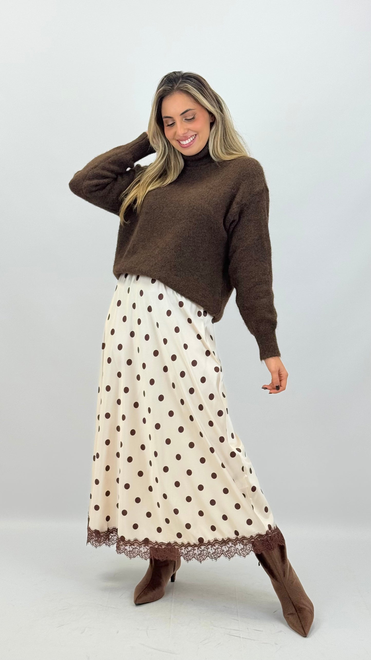 Saia acetinada pérola com bolinha castanho e renda