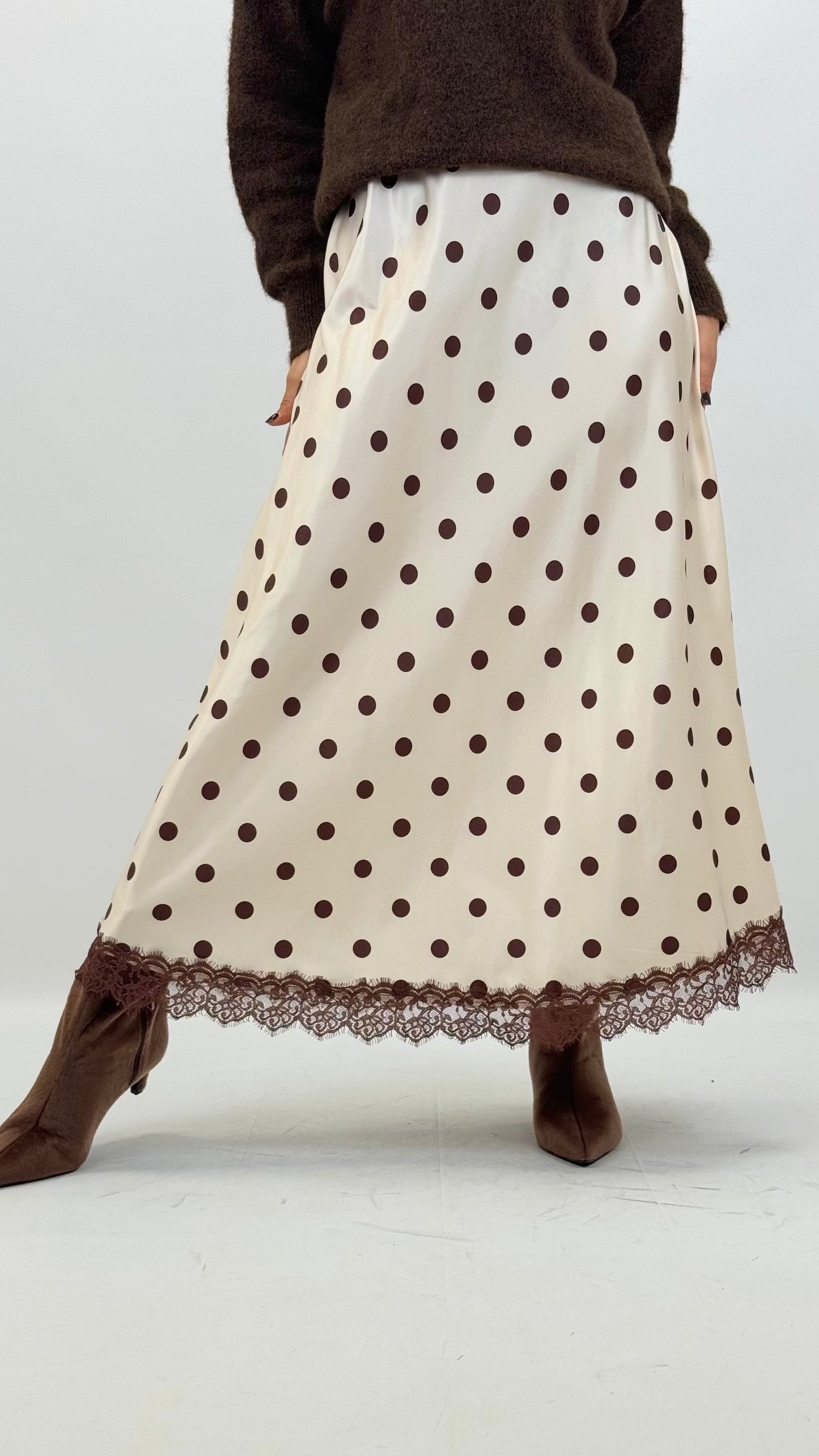 Saia acetinada pérola com bolinha castanho e renda