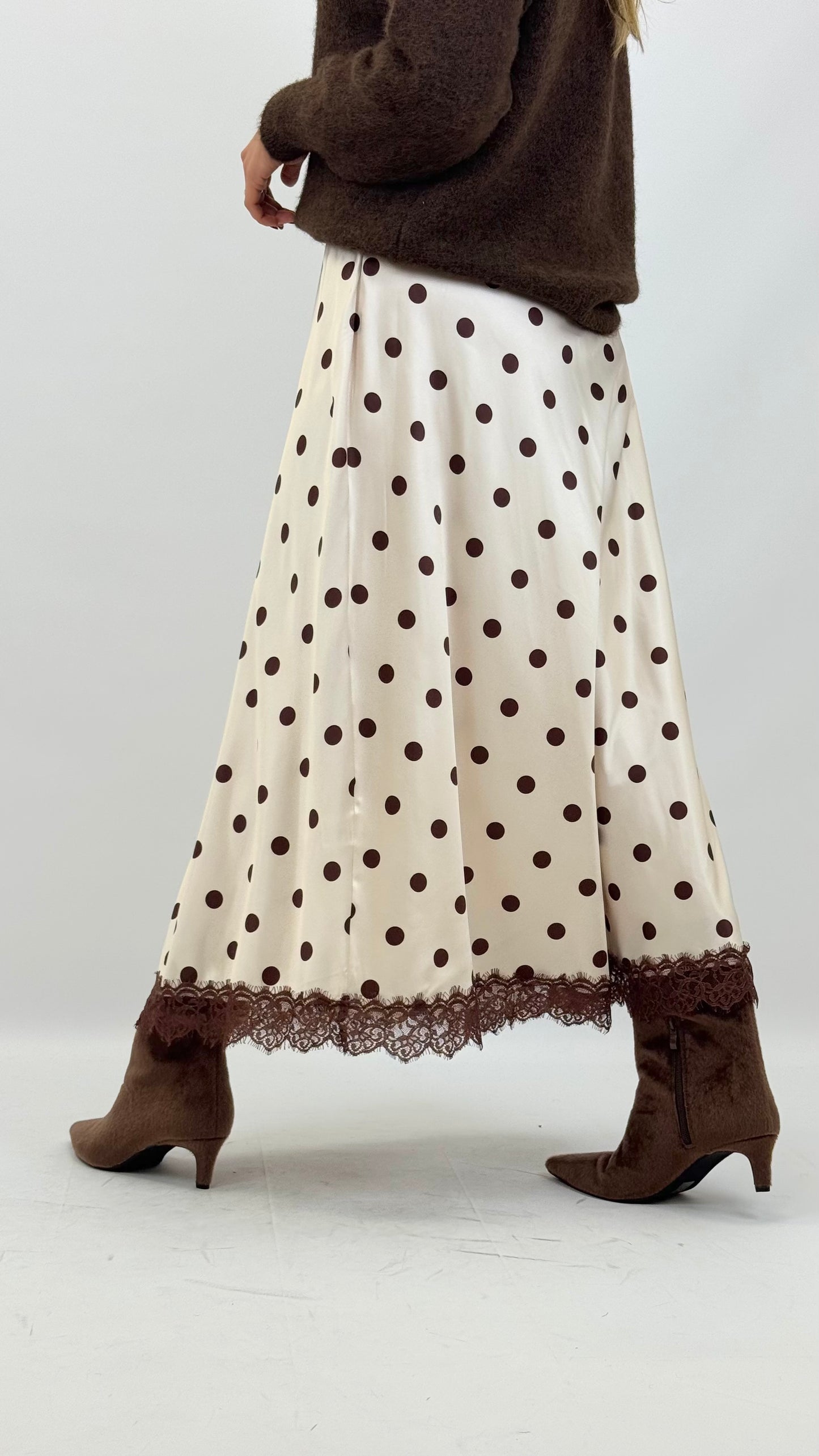 Saia acetinada pérola com bolinha castanho e renda