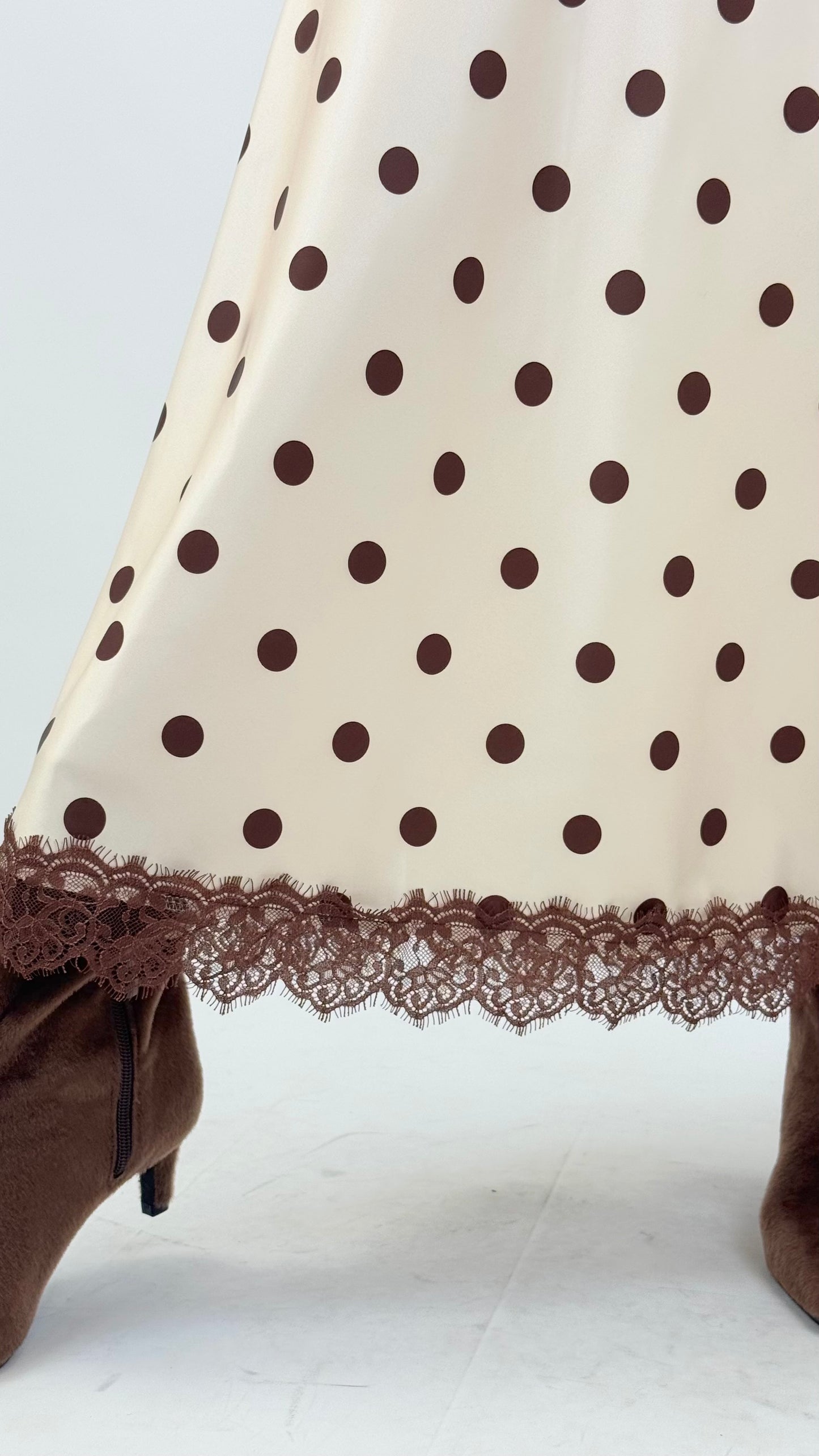 Saia acetinada pérola com bolinha castanho e renda