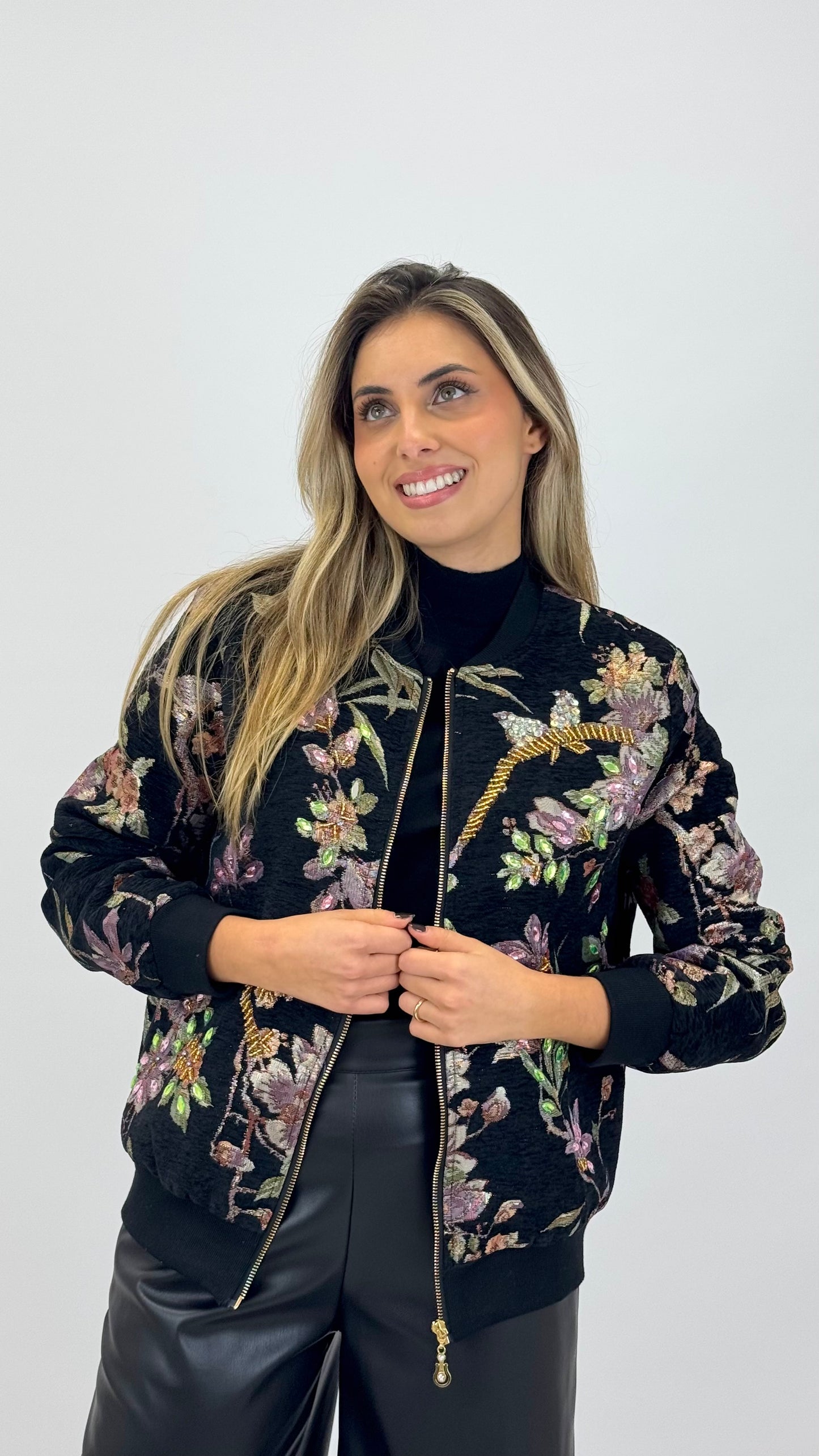 Bomber fundo preto com estampado bordado rosa