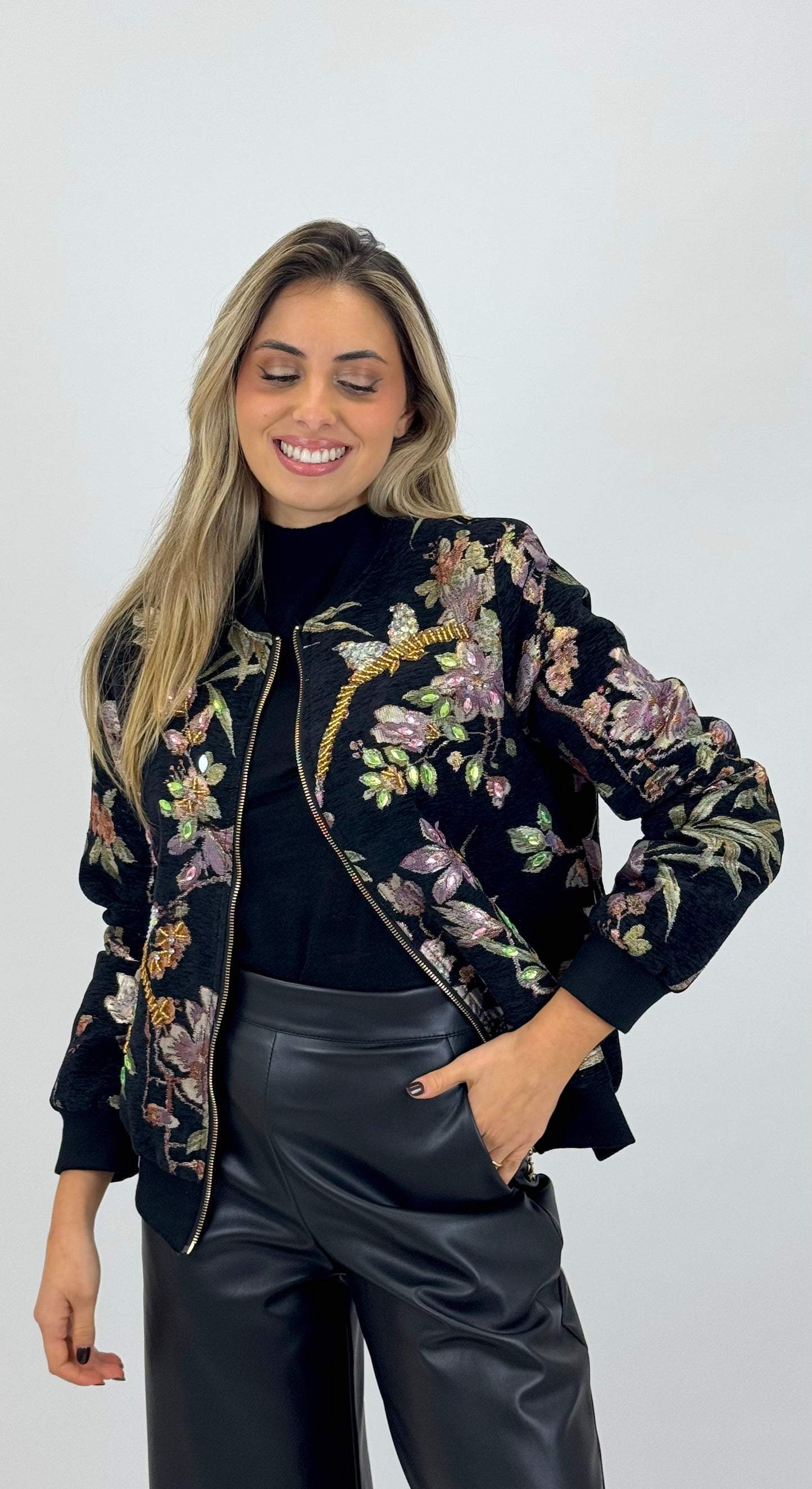 Bomber fundo preto com estampado bordado rosa