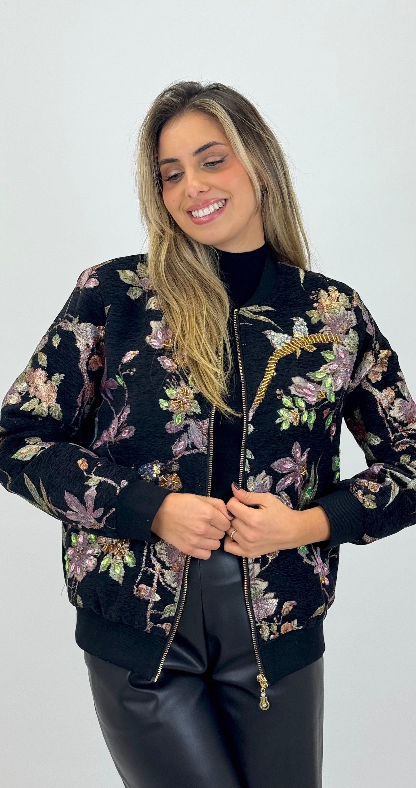 Bomber fundo preto com estampado bordado rosa