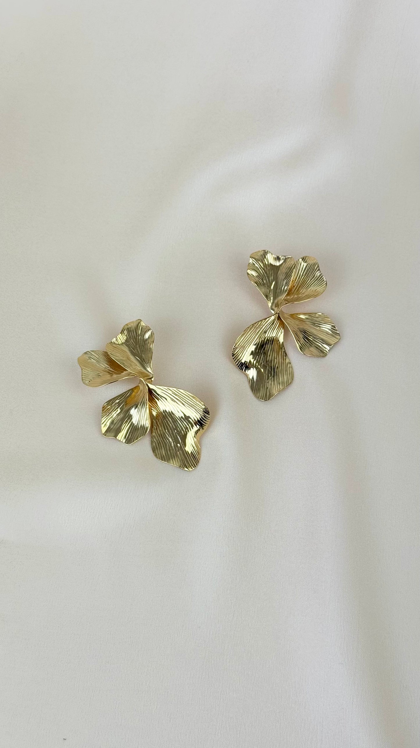 Brinco floral aço dourado