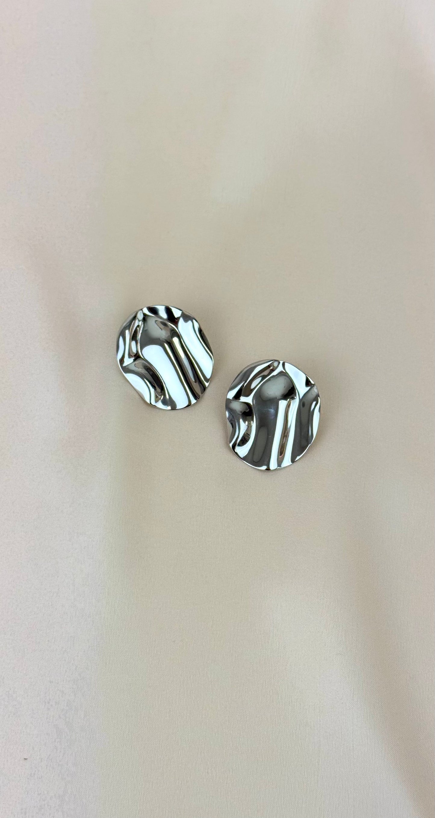 Brincos chapa prateada martelada