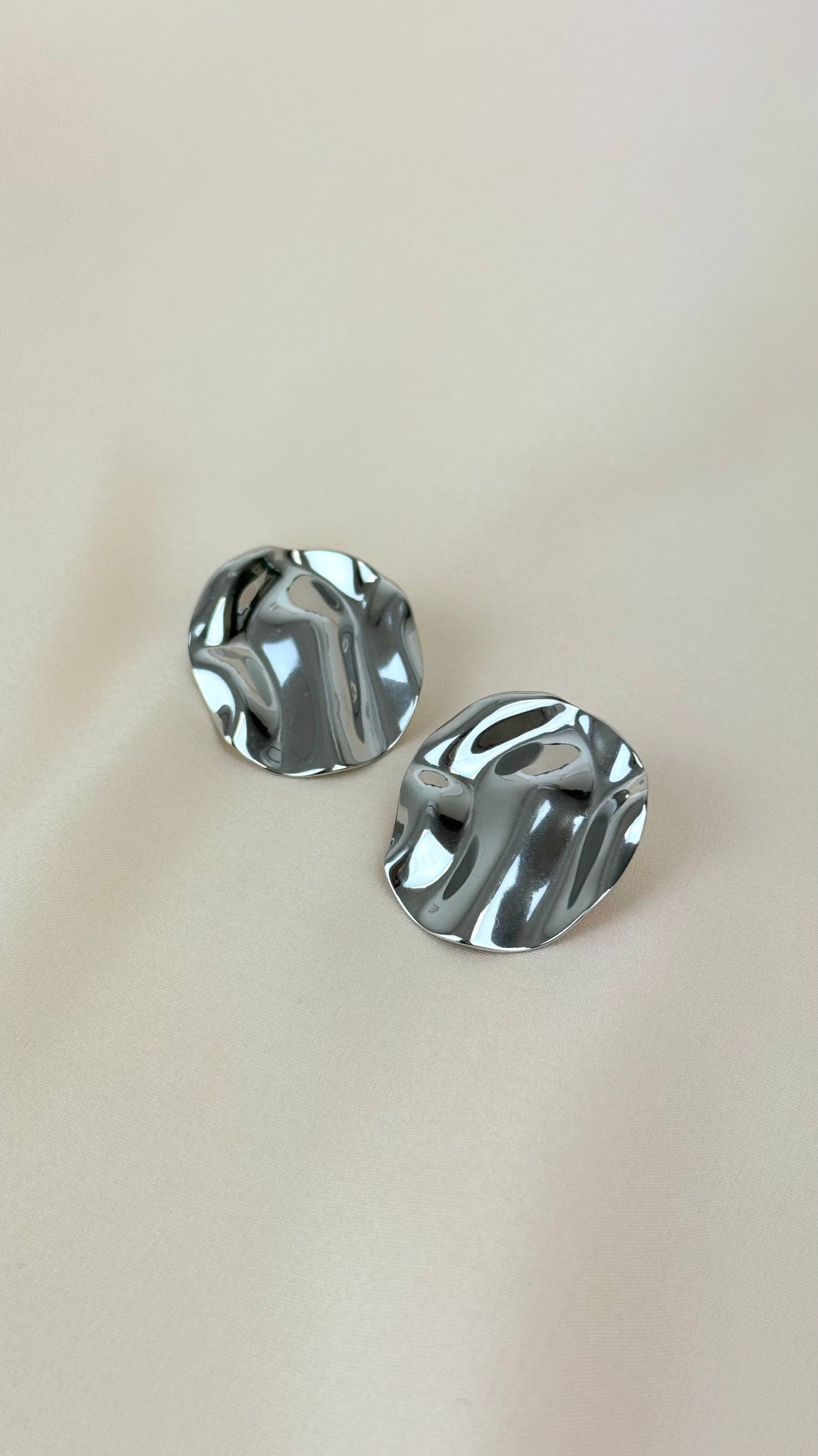 Brincos chapa prateada martelada