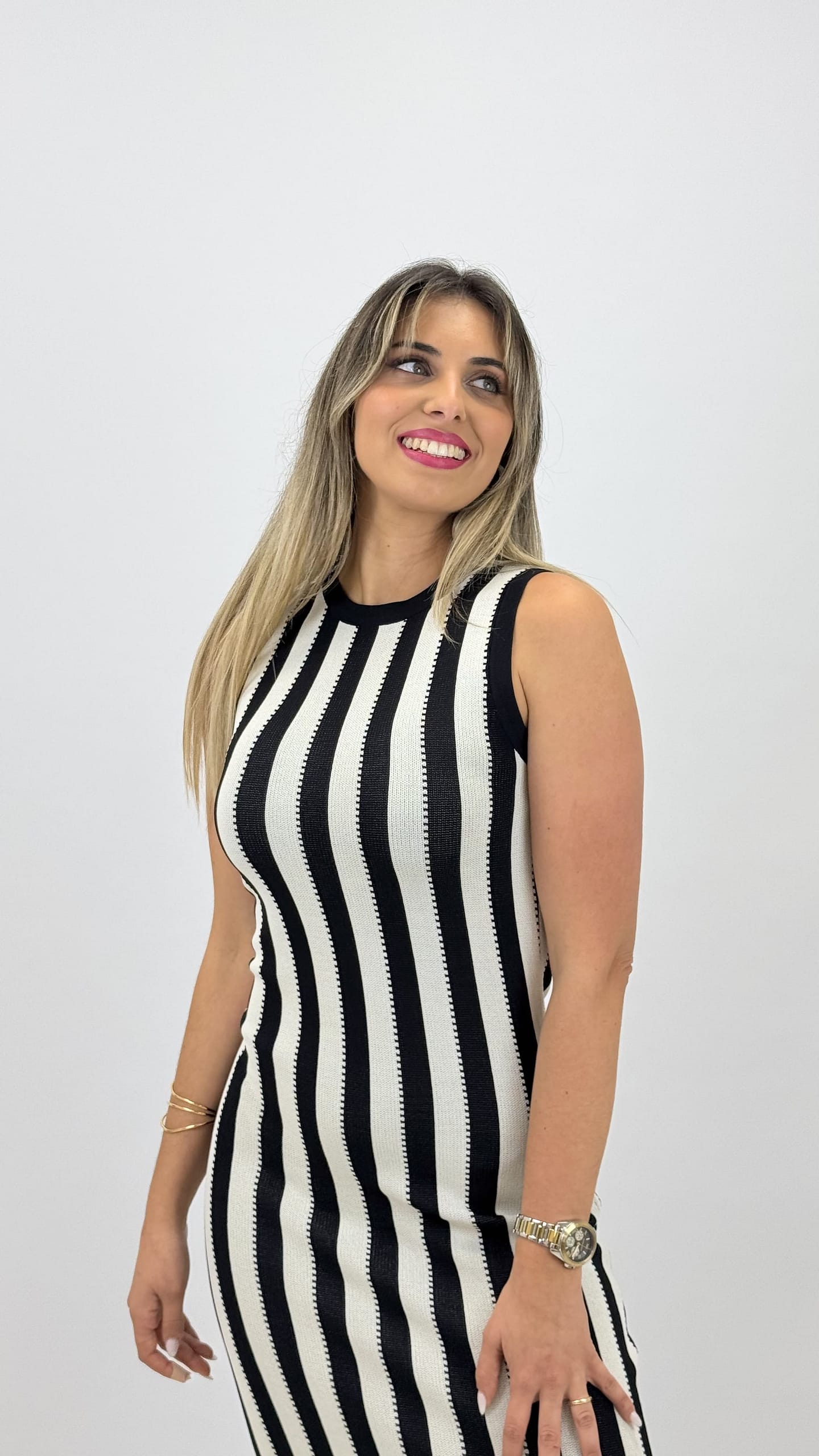 Vestido justo malha fria riscas preto e creme